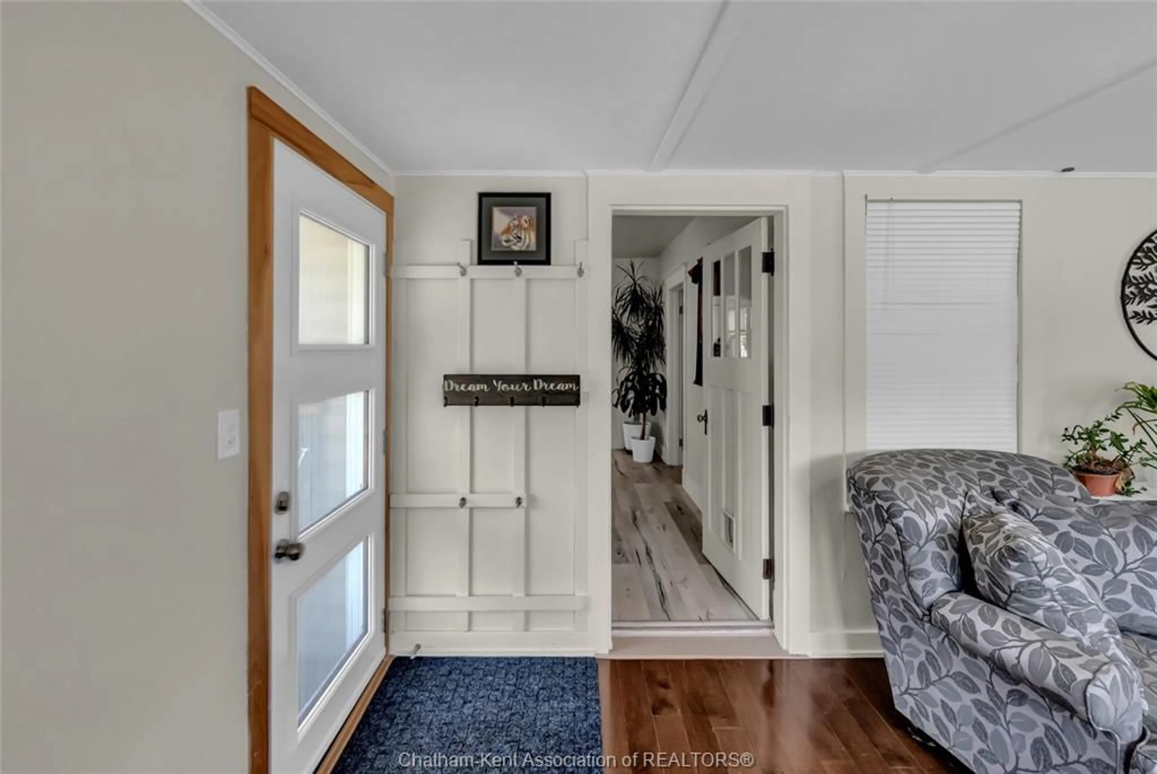 Indoor entryway for 1134 Elizabeth St, Wallaceburg Ontario N8A 3A8