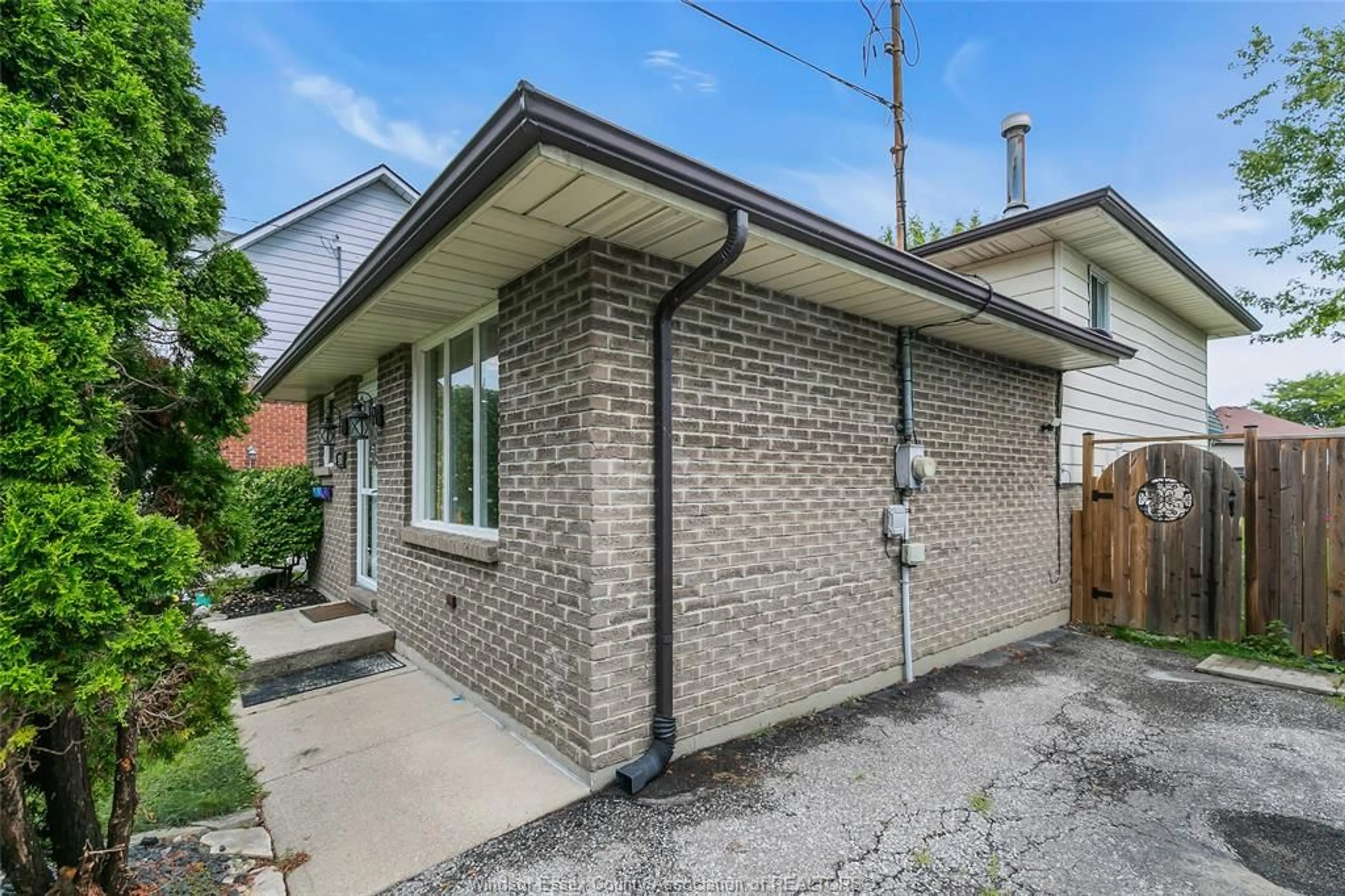 Home with brick exterior material, street for 970 JARVIS Ave, Windsor Ontario N8P 1C9