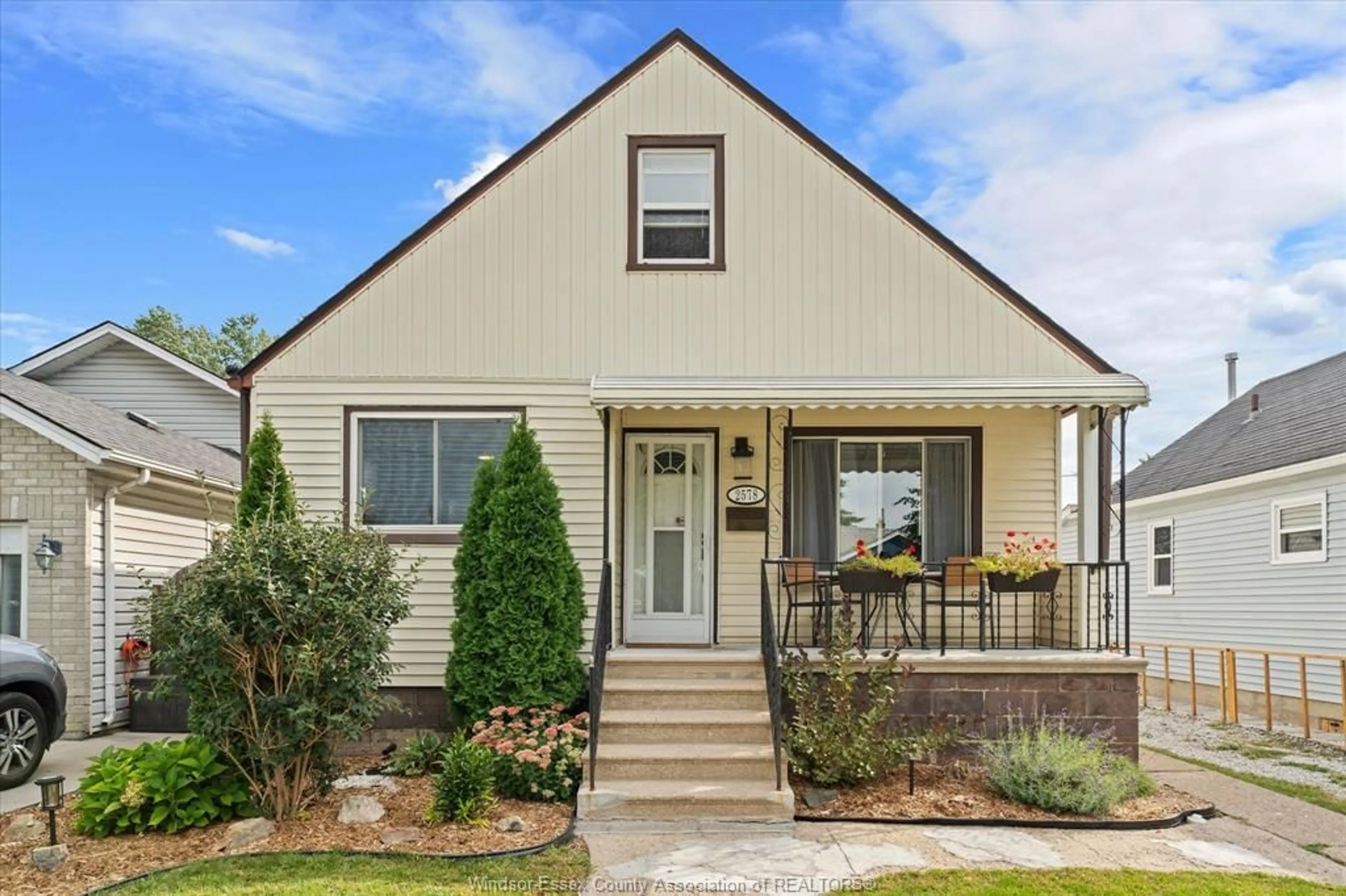 Home with vinyl exterior material, street for 2578 GEORGE, Windsor Ontario N8W 4M7
