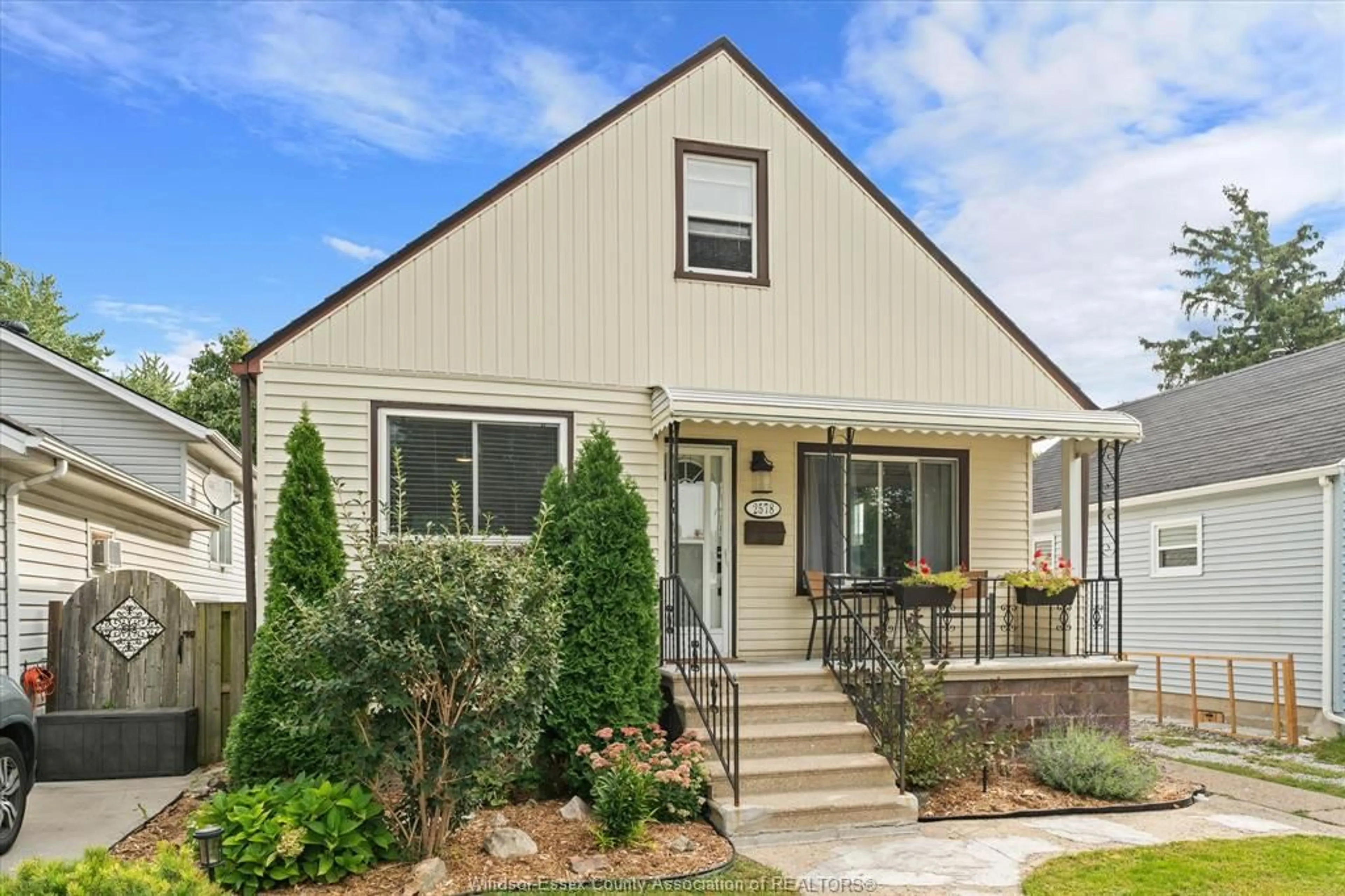 Home with vinyl exterior material, street for 2578 GEORGE, Windsor Ontario N8W 4M7