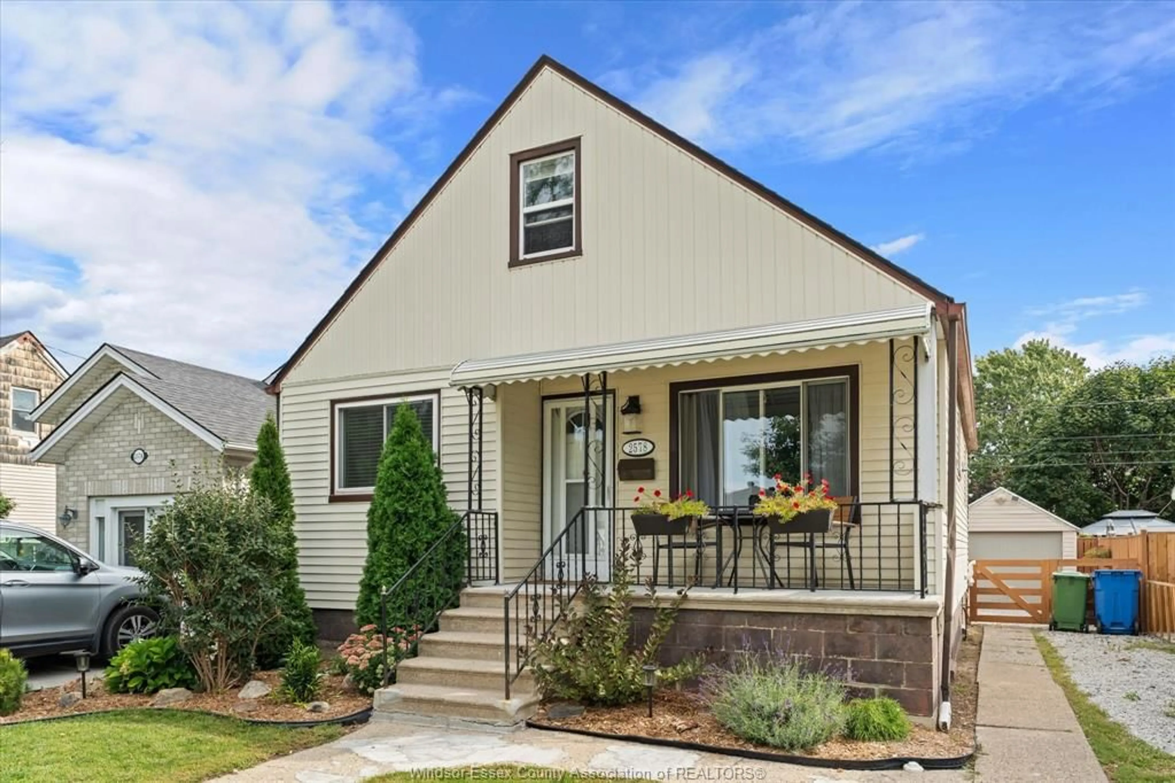 Home with vinyl exterior material, street for 2578 GEORGE, Windsor Ontario N8W 4M7