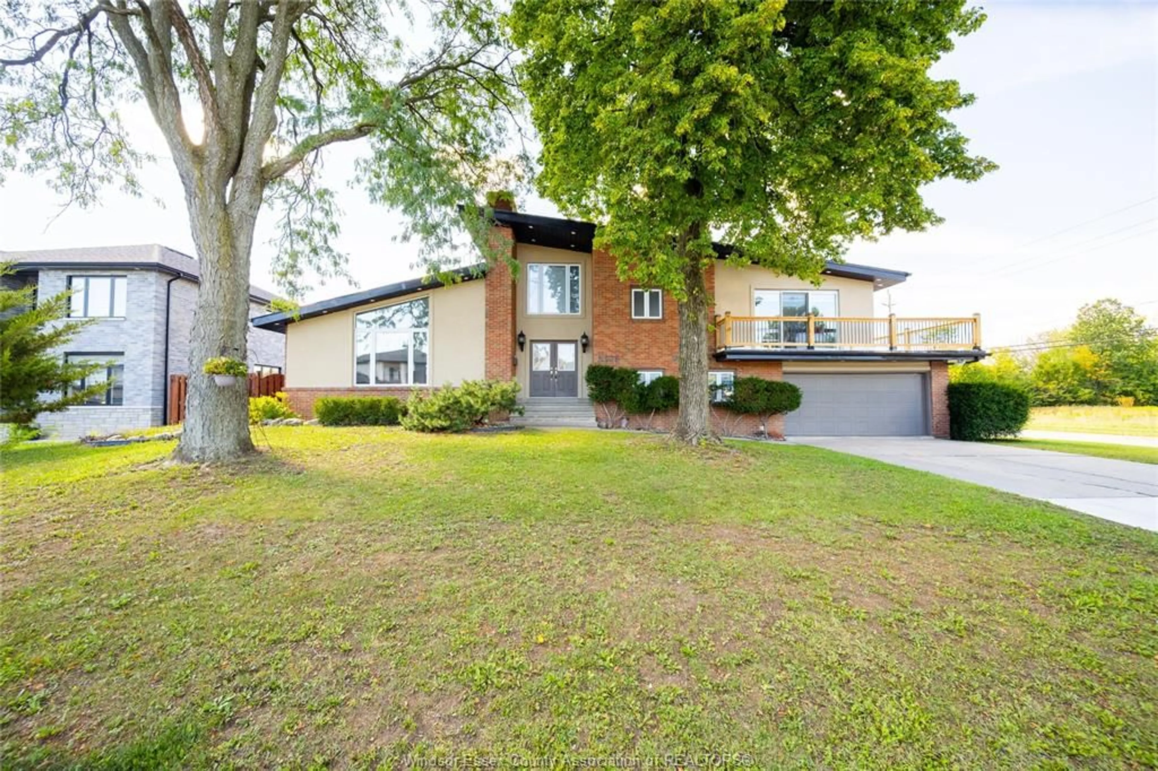 Home with brick exterior material, street for 2405 ROXBOROUGH Blvd, Windsor Ontario N9E 2Z7
