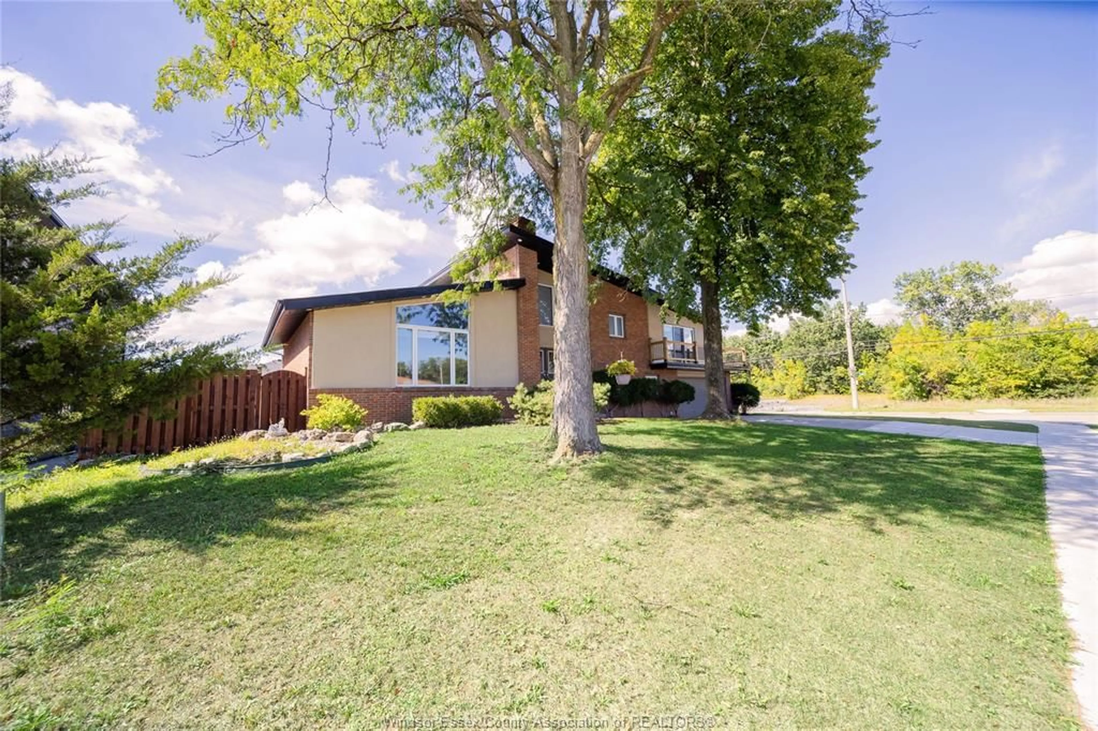 A pic from outside/outdoor area/front of a property/back of a property/a pic from drone, street for 2405 ROXBOROUGH Blvd, Windsor Ontario N9E 2Z7