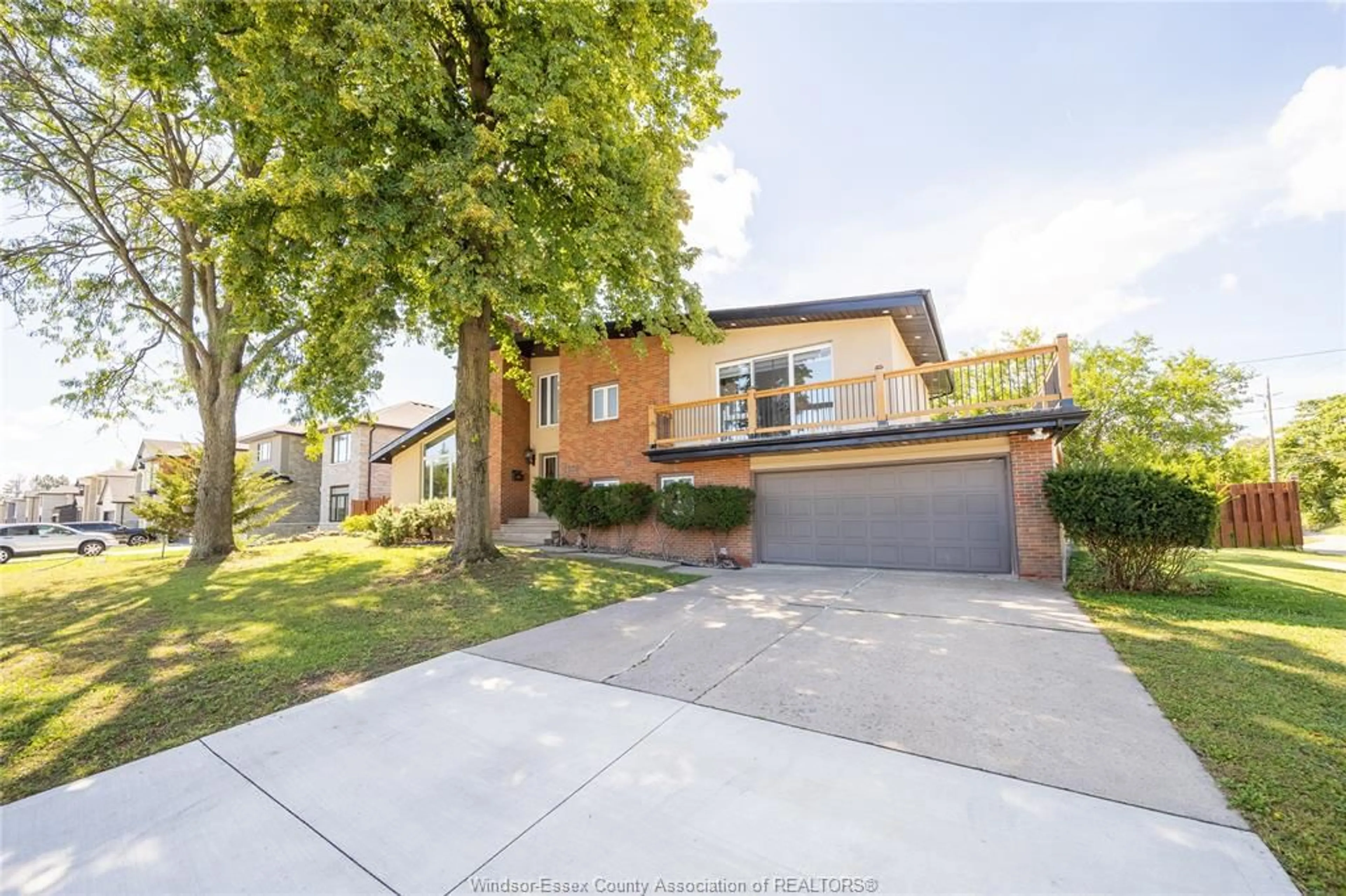 A pic from outside/outdoor area/front of a property/back of a property/a pic from drone, street for 2405 ROXBOROUGH Blvd, Windsor Ontario N9E 2Z7