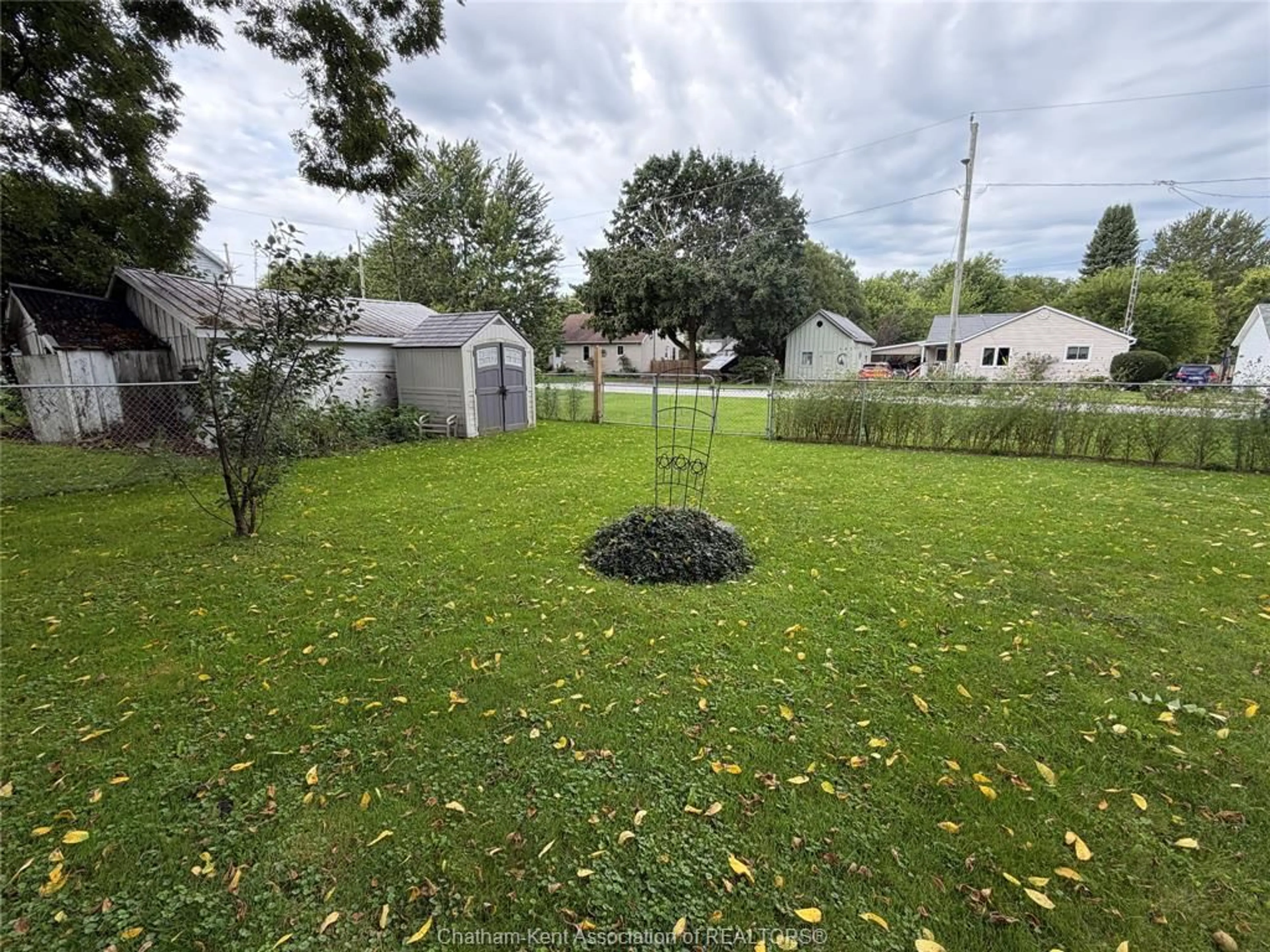 A pic from outside/outdoor area/front of a property/back of a property/a pic from drone, street for 469 West St, Dresden Ontario N0P 1M0