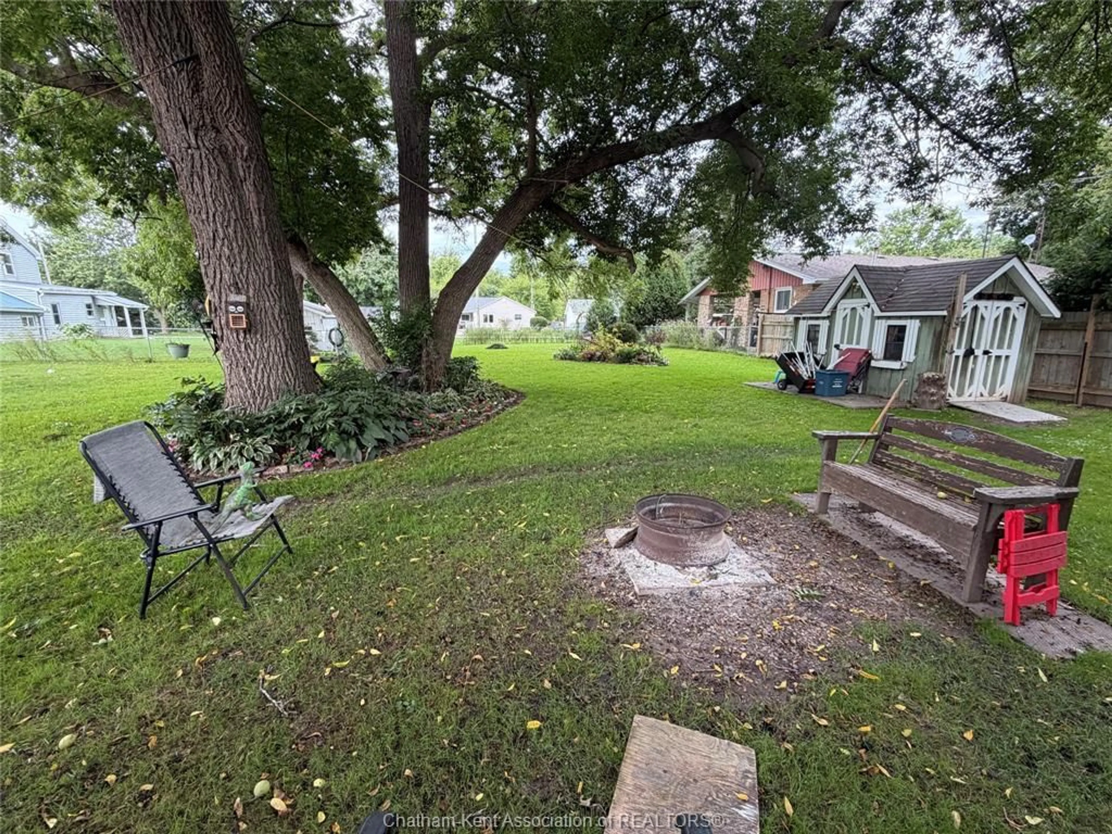 A pic from outside/outdoor area/front of a property/back of a property/a pic from drone, unknown for 469 West St, Dresden Ontario N0P 1M0