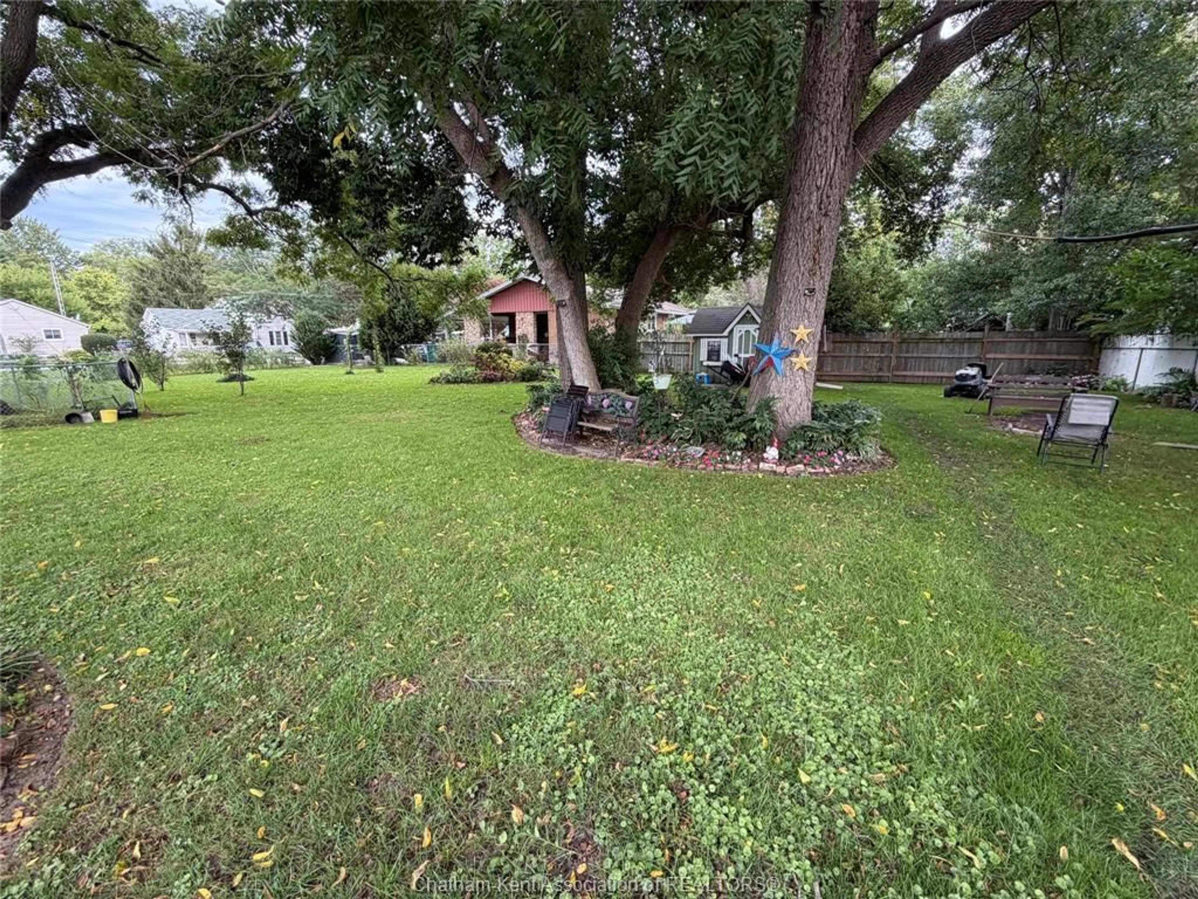 A pic from outside/outdoor area/front of a property/back of a property/a pic from drone, unknown for 469 West St, Dresden Ontario N0P 1M0
