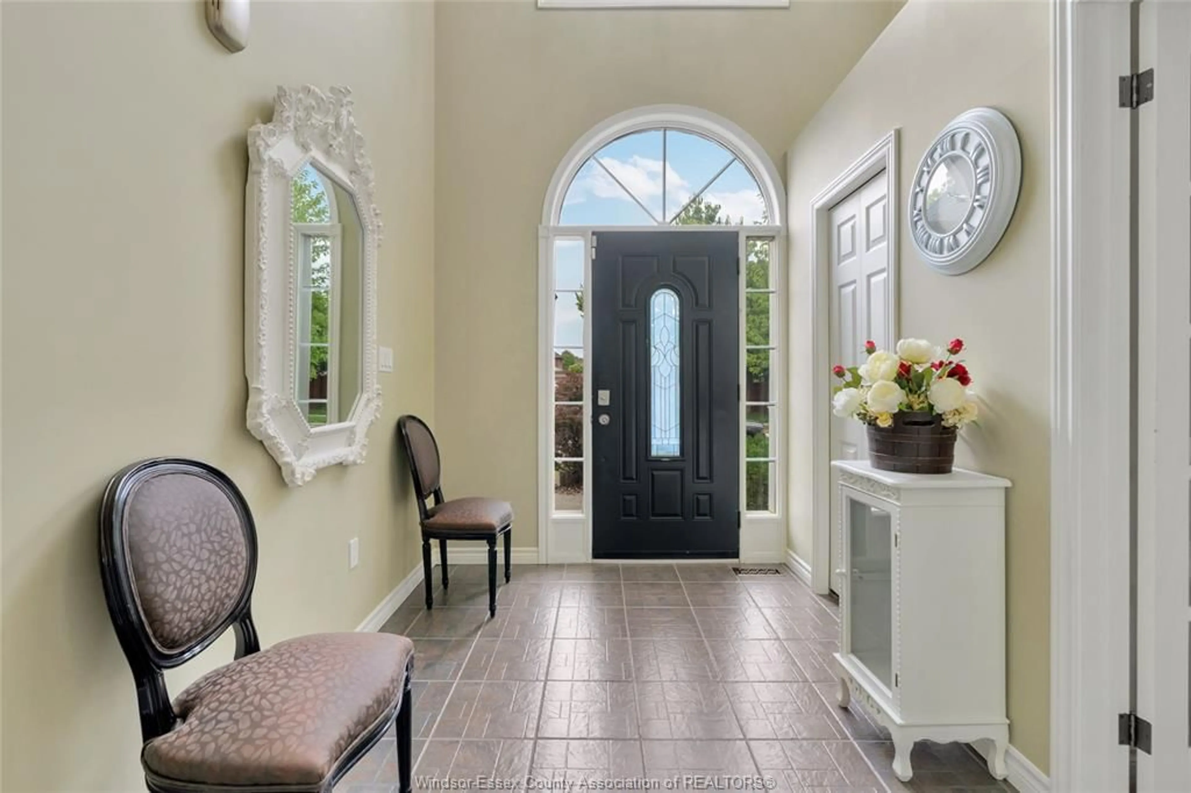 Indoor entryway for 1334 LAKEVIEW, Windsor Ontario N8P 1P1