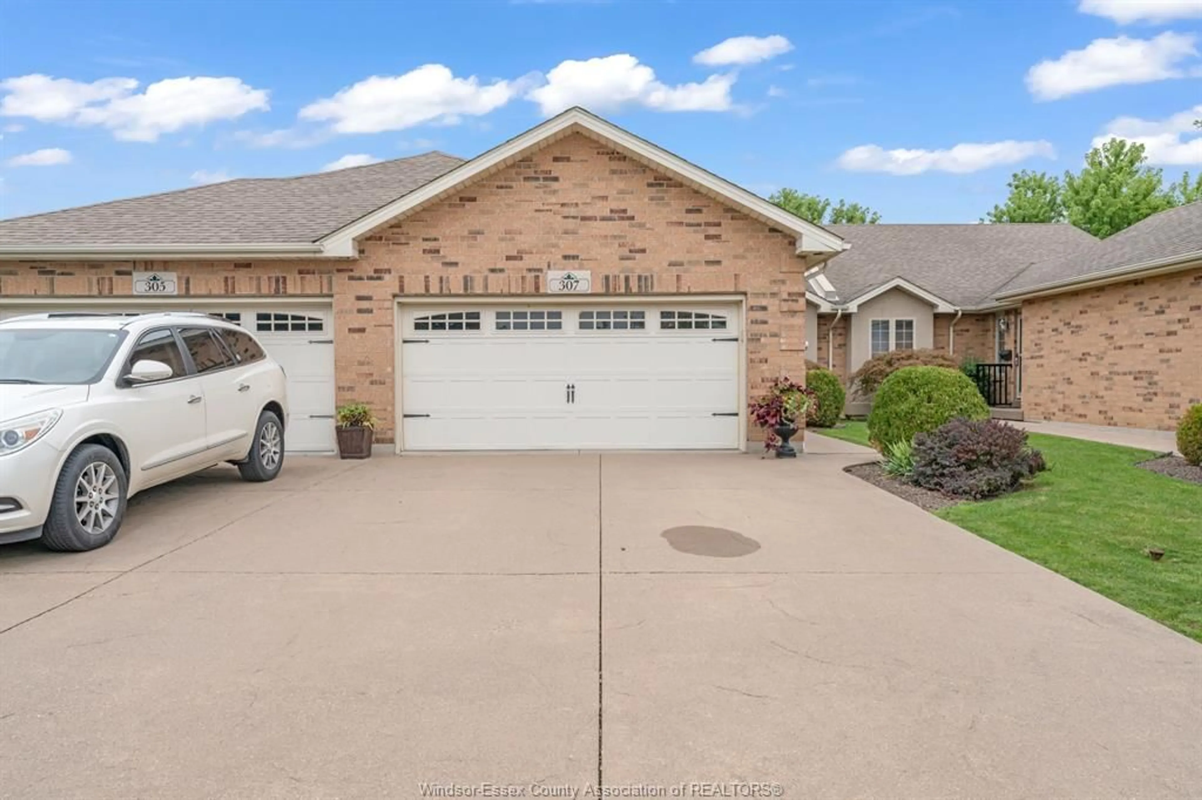 Indoor garage for 307 GOLFVIEW Dr, Amherstburg Ontario N9V 0A1