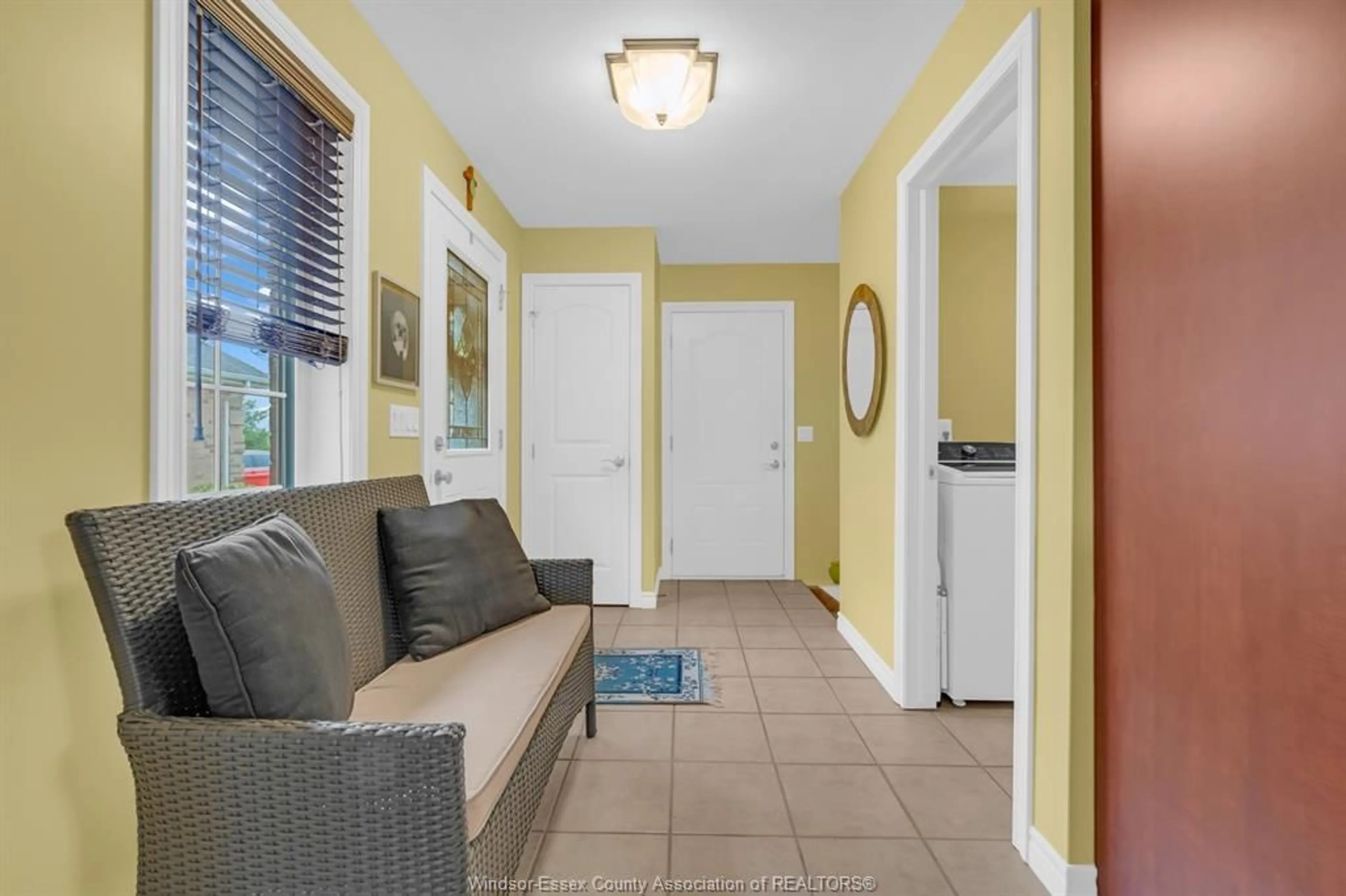 Indoor entryway for 307 GOLFVIEW Dr, Amherstburg Ontario N9V 0A1