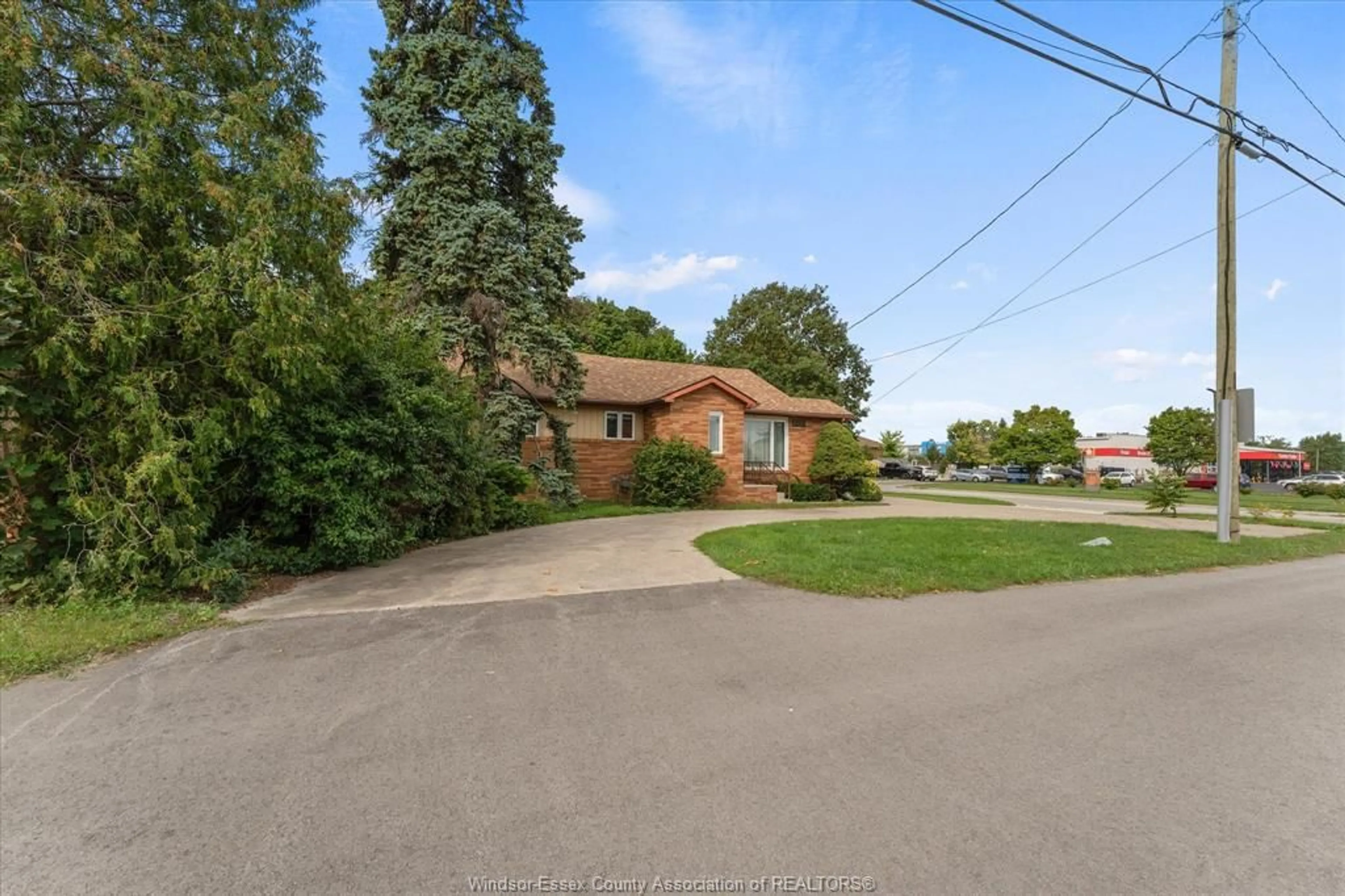 A pic from outside/outdoor area/front of a property/back of a property/a pic from drone, street for 1653 LESPERANCE, Tecumseh Ontario N8N 1Y2