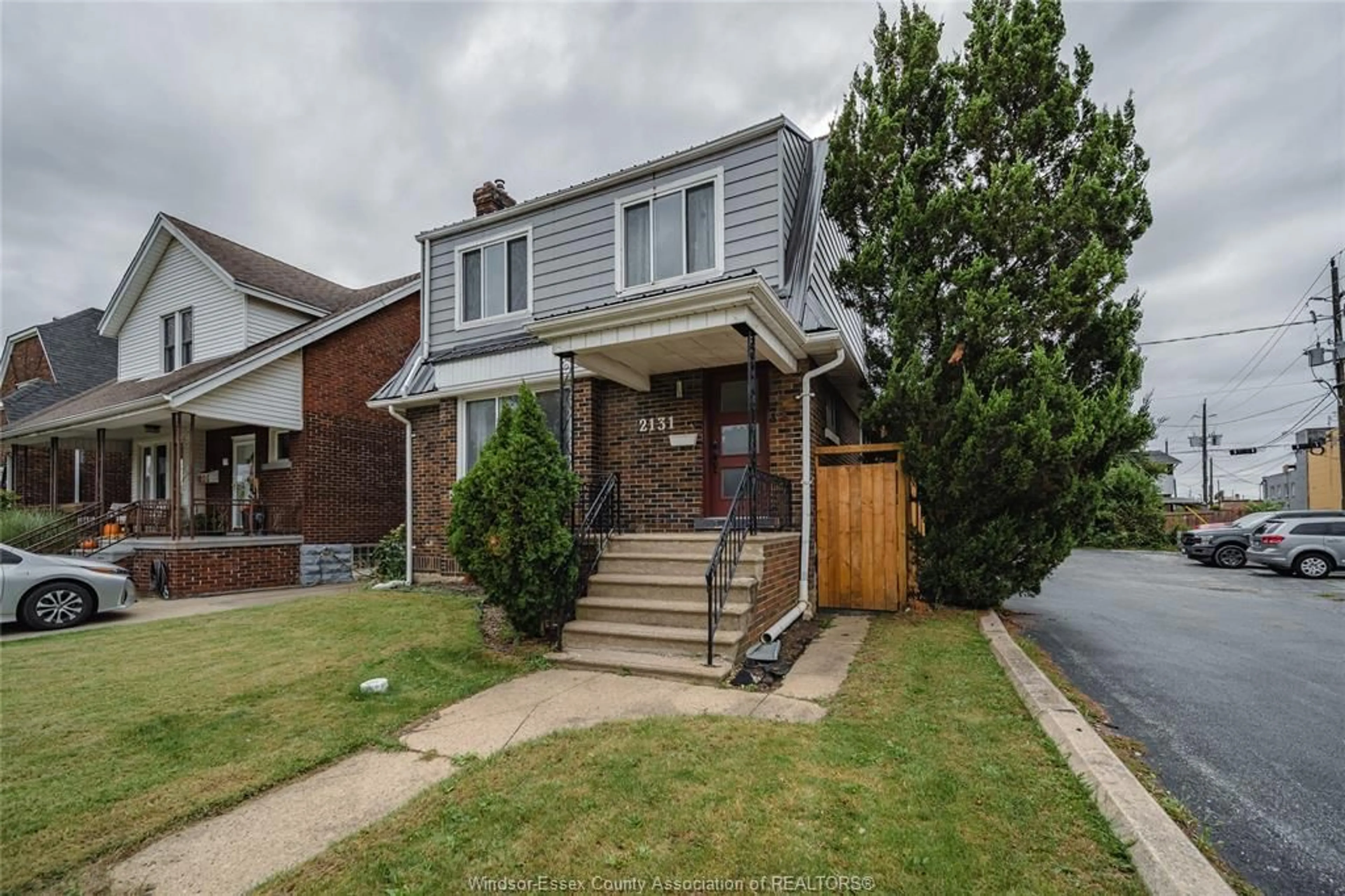 Home with brick exterior material, street for 2131 LINCOLN Rd, Windsor Ontario N8W 2P9