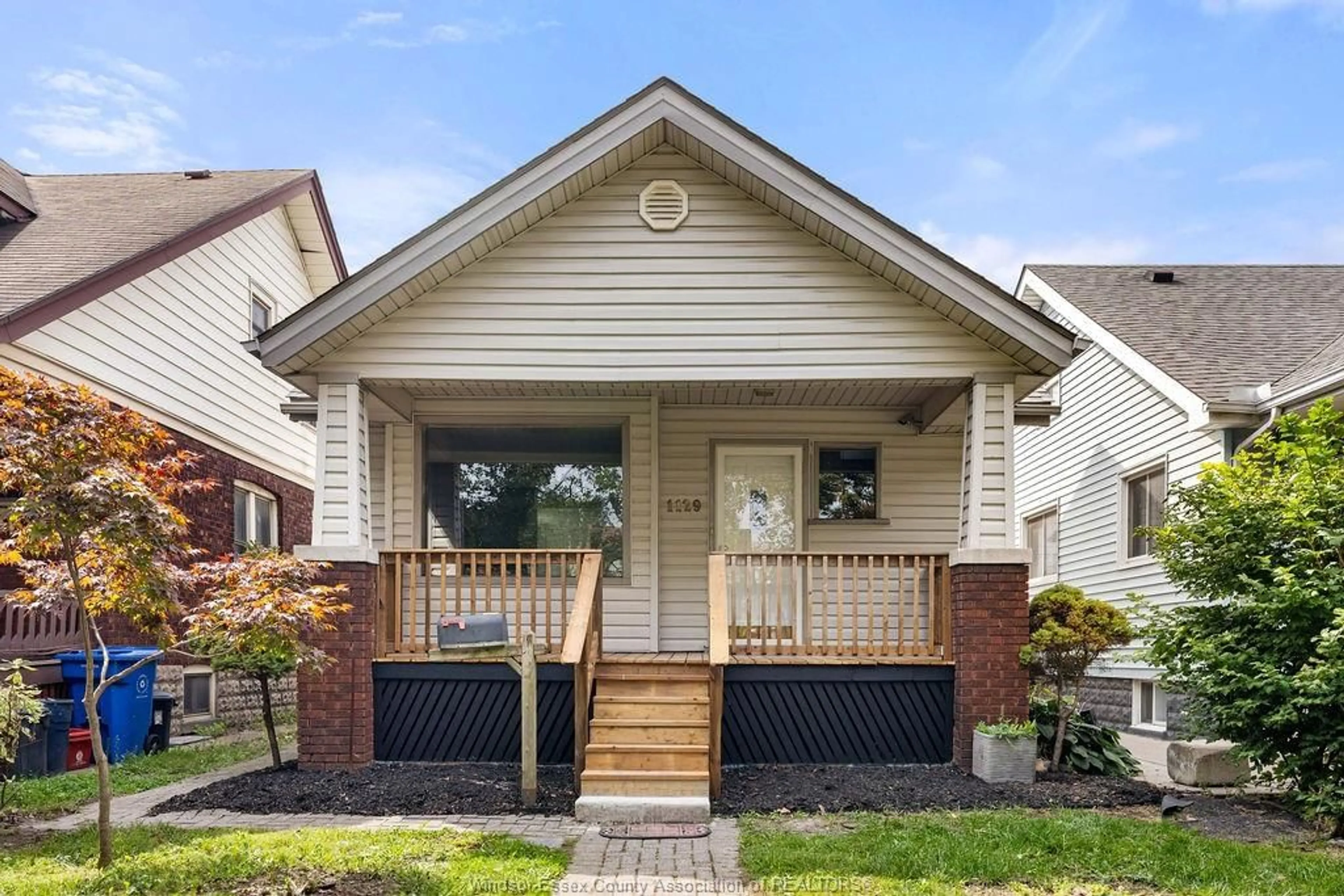 Home with vinyl exterior material, street for 1129 JANETTE Ave, Windsor Ontario N9A 5A6