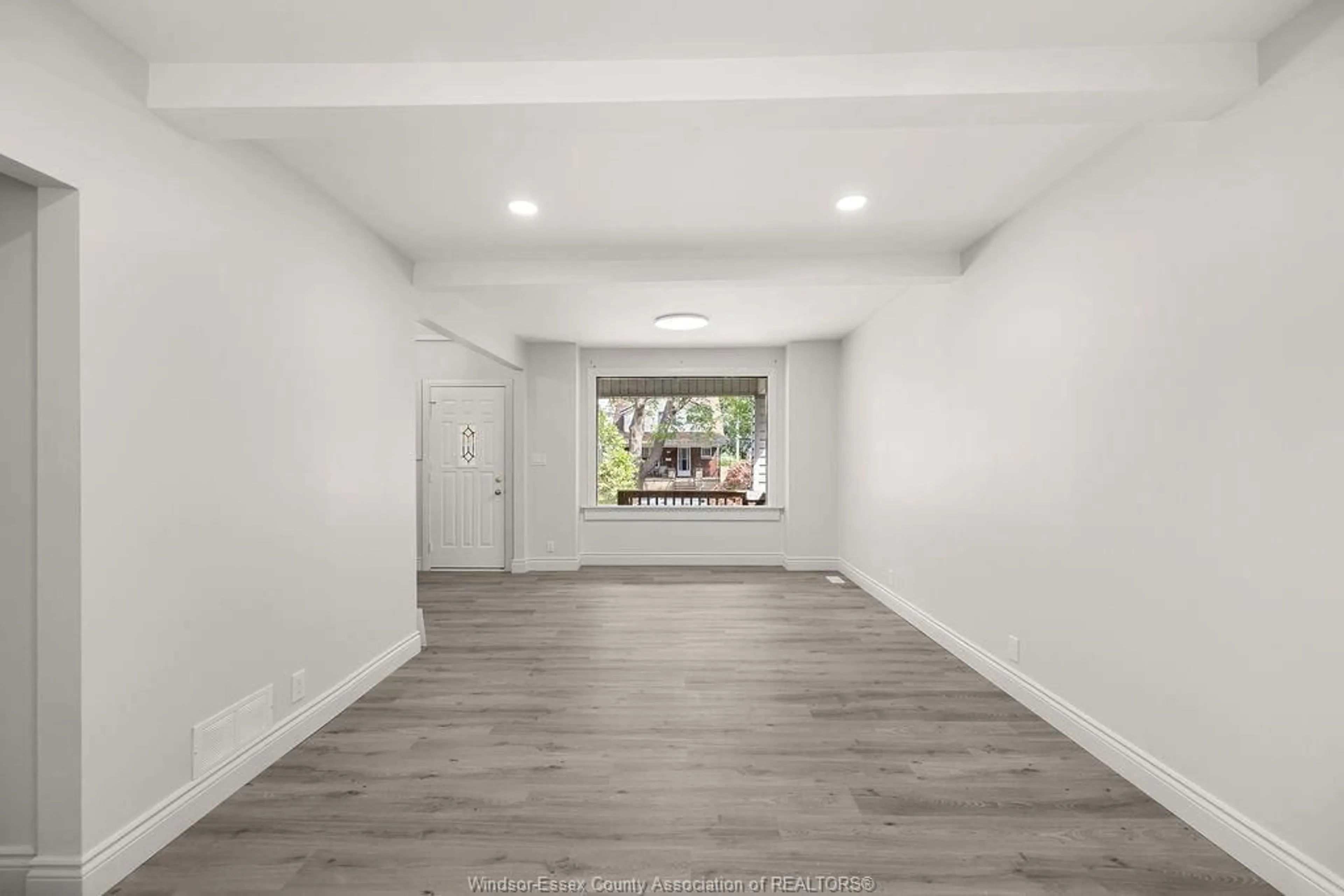 Indoor foyer for 1129 JANETTE Ave, Windsor Ontario N9A 5A6