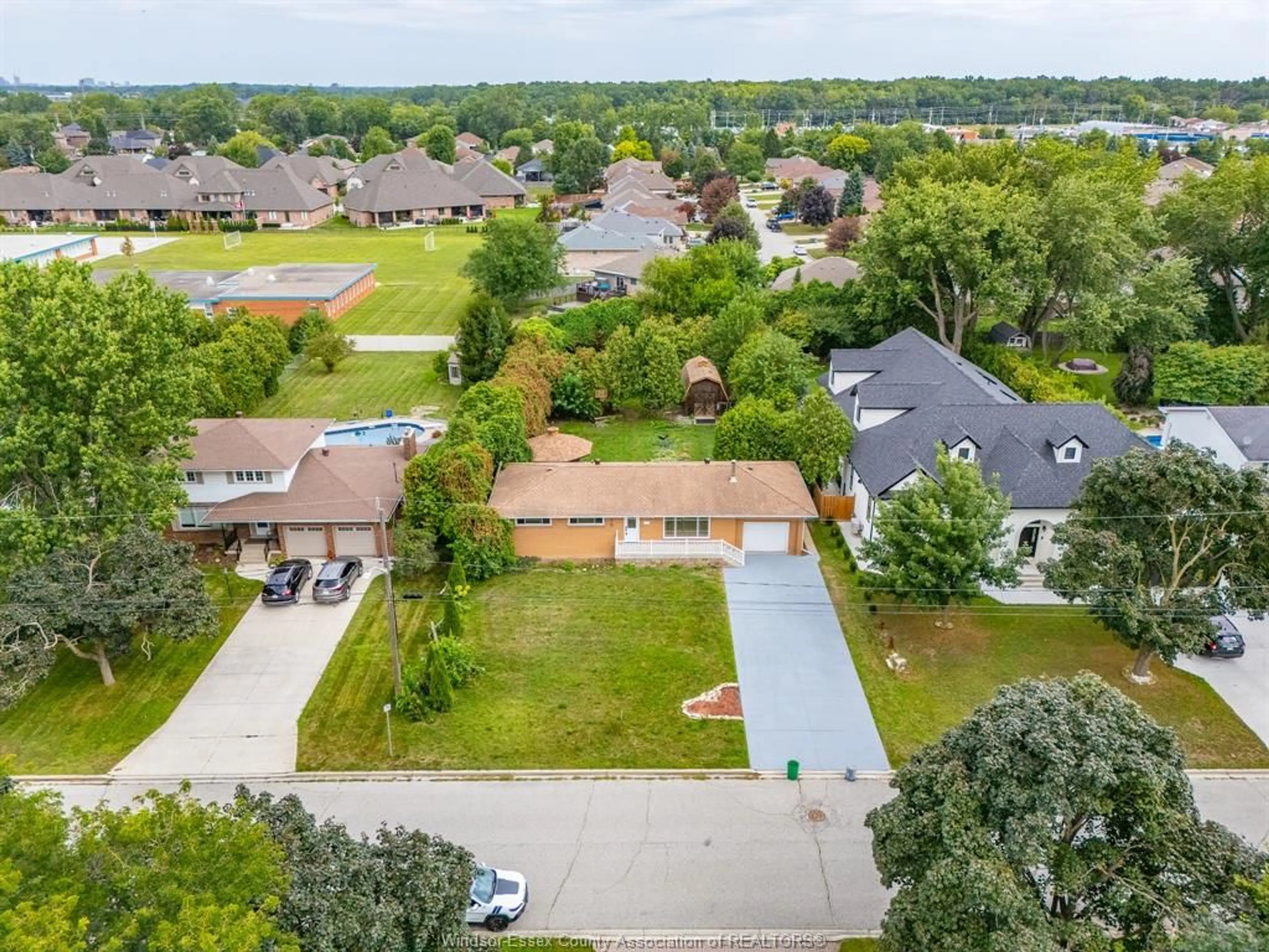 A pic from outside/outdoor area/front of a property/back of a property/a pic from drone, unknown for 970 Morand St, Windsor Ontario N9G 1J4