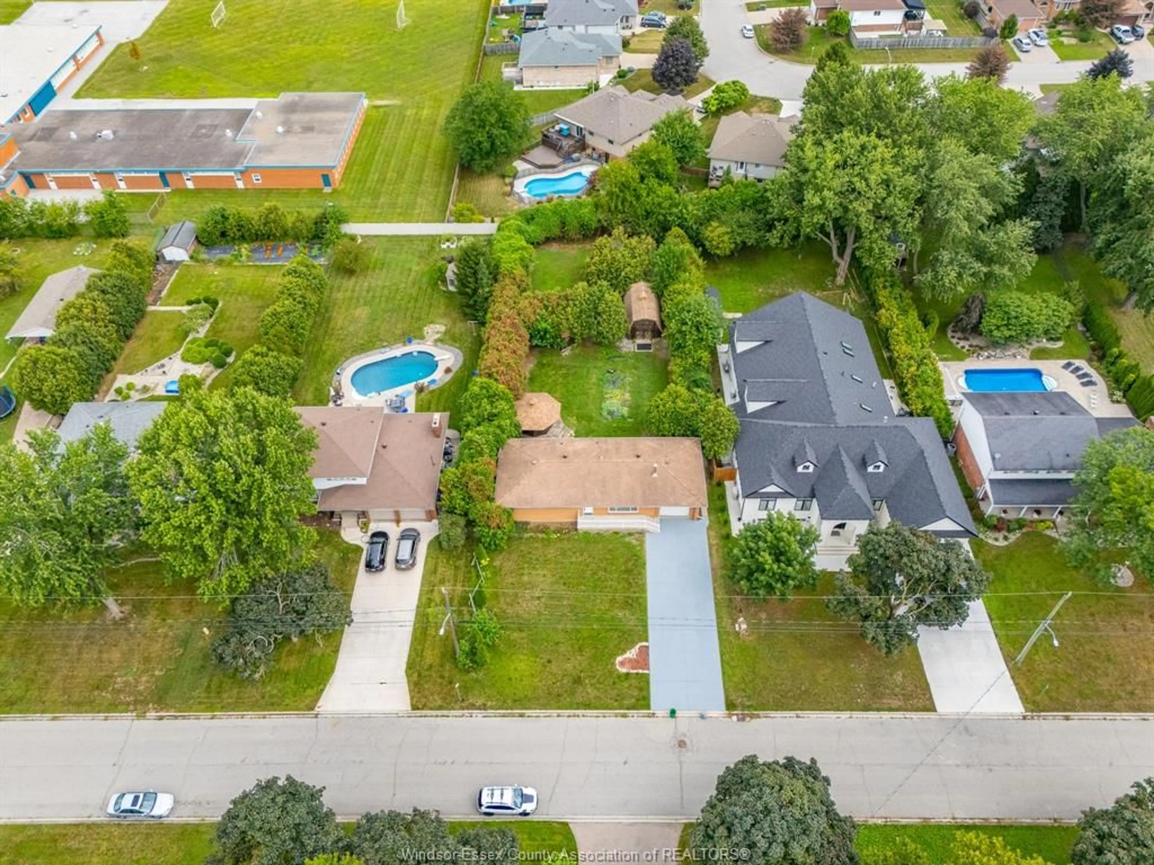 A pic from outside/outdoor area/front of a property/back of a property/a pic from drone, street for 970 Morand St, Windsor Ontario N9G 1J4