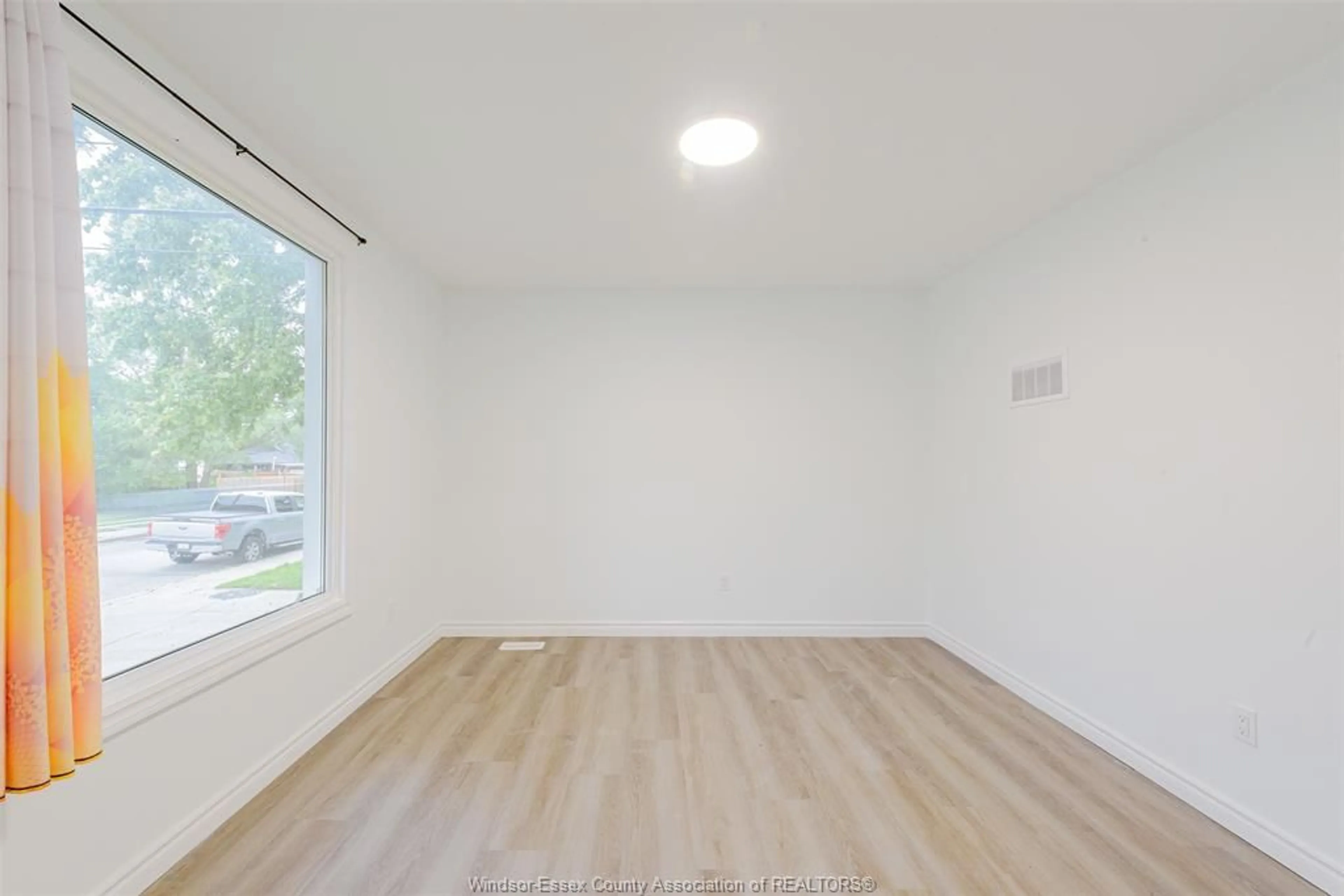 A pic of a room for 941 CATARAQUI, Windsor Ontario N9A 3P7