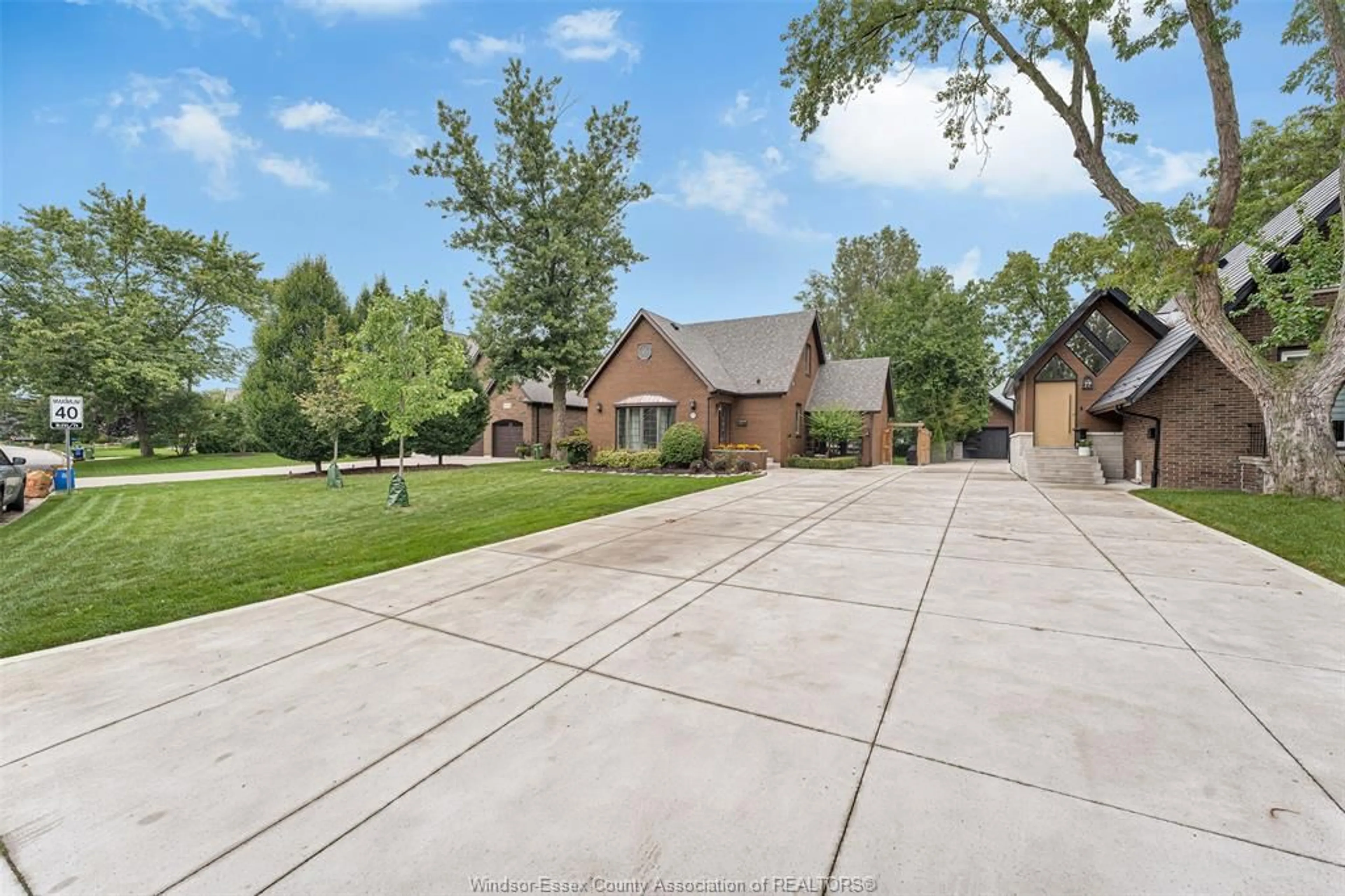 A pic from outside/outdoor area/front of a property/back of a property/a pic from drone, street for 4236 ROSELAND Dr, Windsor Ontario N9G 1Y7