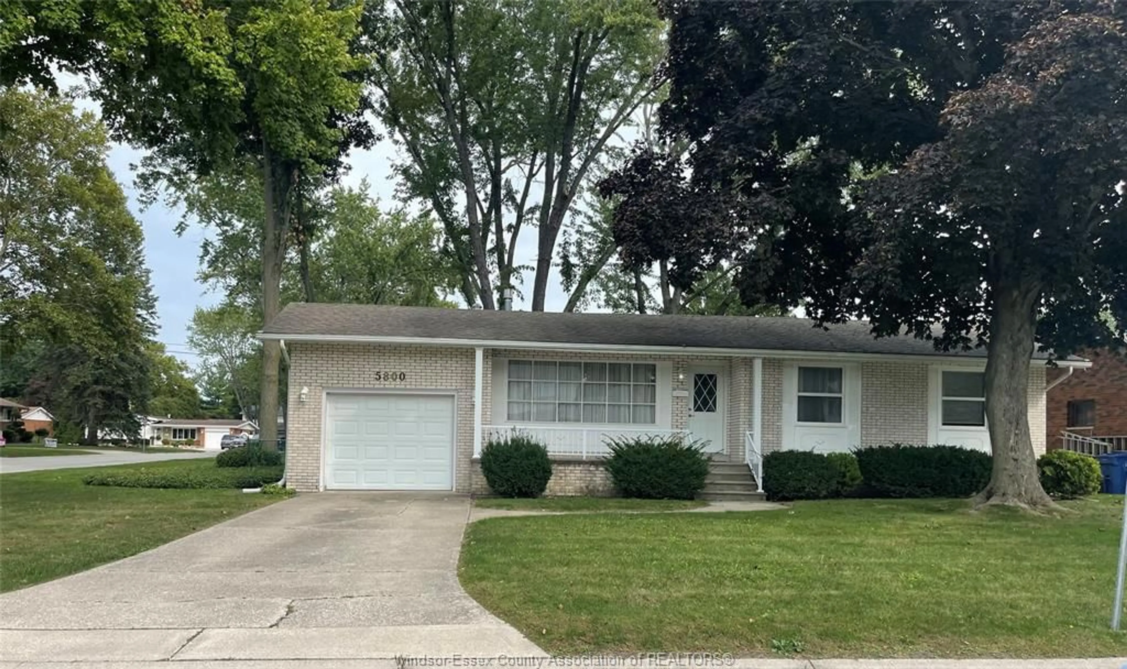 Home with vinyl exterior material, street for 5800 CABOT Ave, LaSalle Ontario N9H 1M1