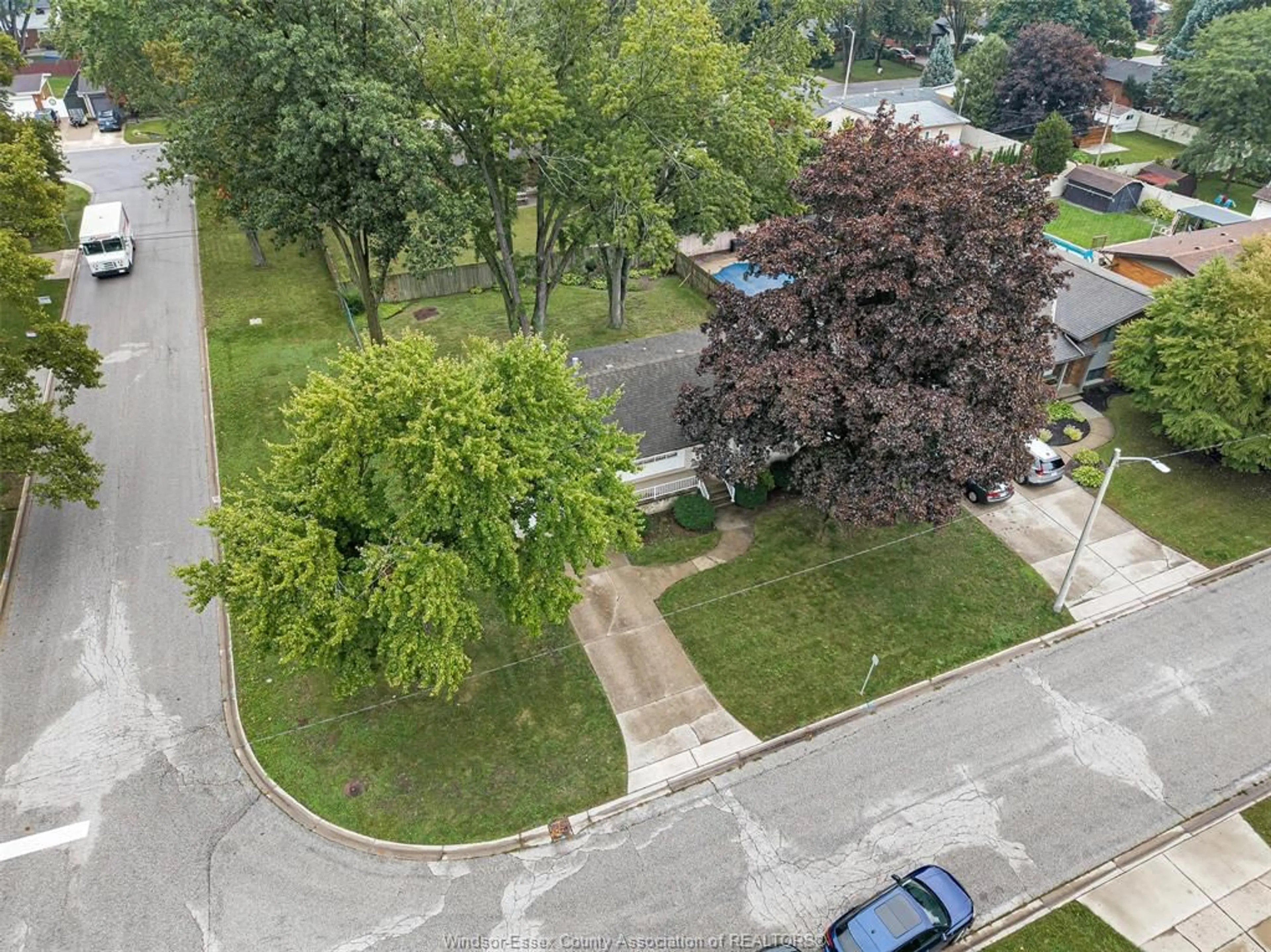 A pic from outside/outdoor area/front of a property/back of a property/a pic from drone, street for 5800 CABOT Ave, LaSalle Ontario N9H 1M1