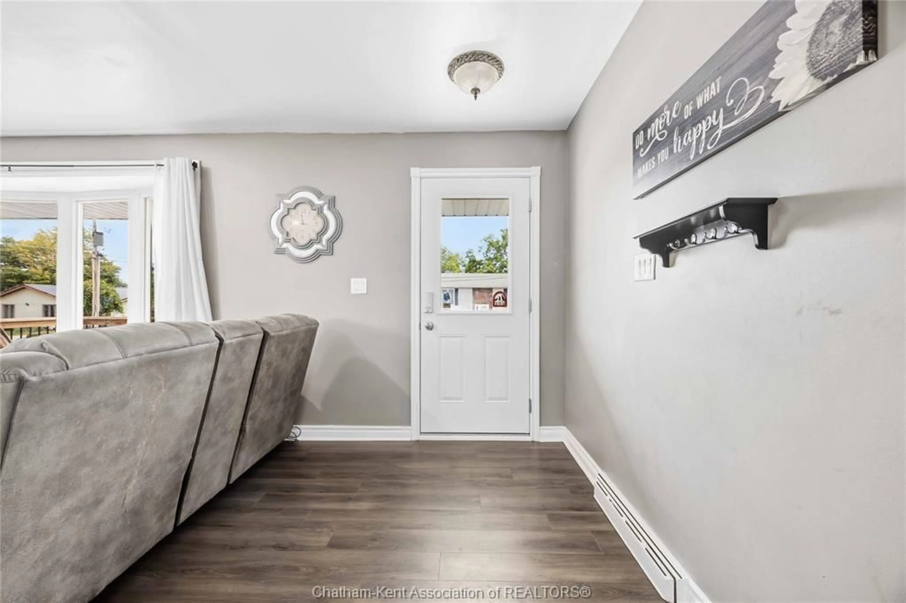 Indoor entryway for 6 York St, Lambton Shores Ontario N0N 1J0