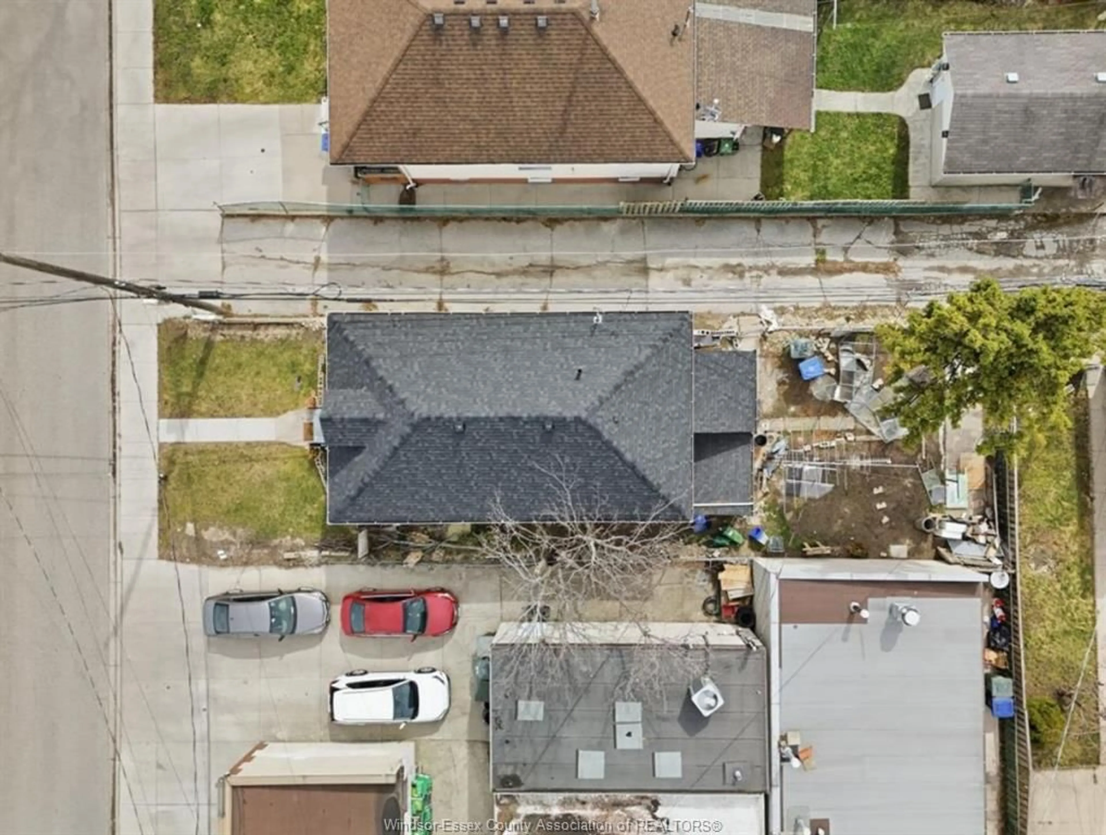 A pic from outside/outdoor area/front of a property/back of a property/a pic from drone, street for 1023 HALL Ave, Windsor Ontario N9A 2M6