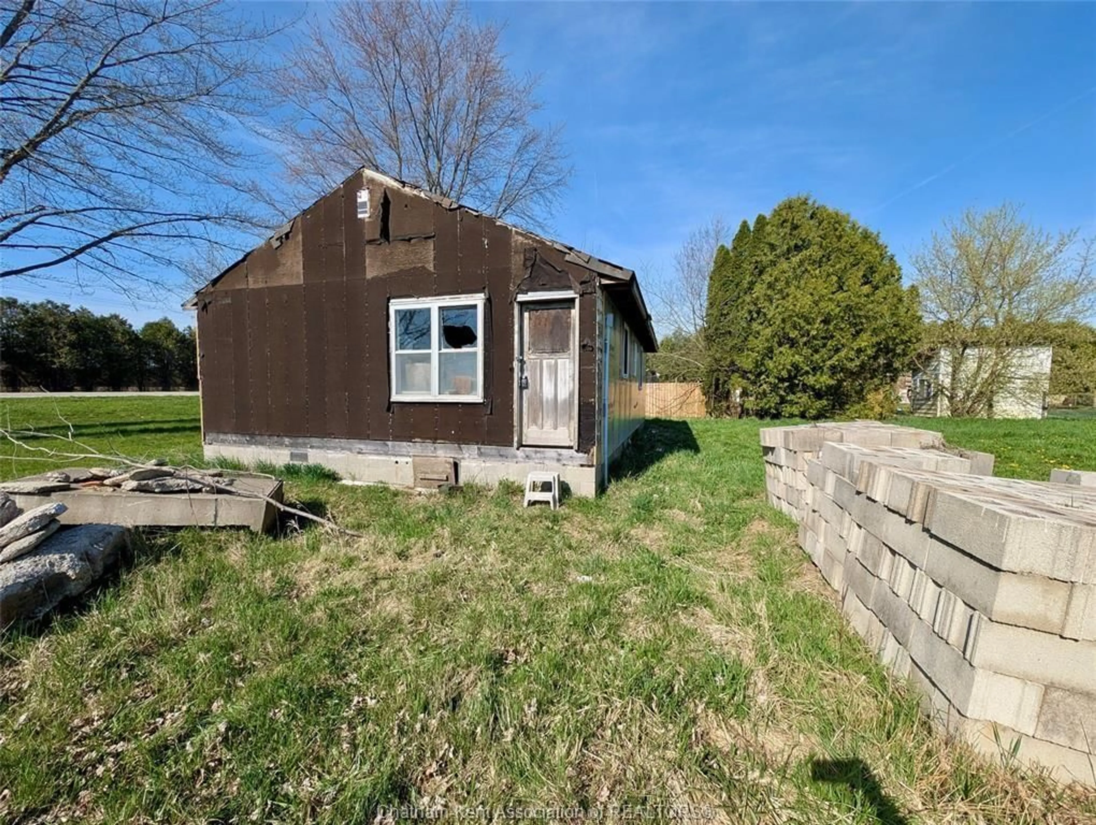 Shed for 12003 Base Line Rd, Thamesville Ontario N0P 2K0