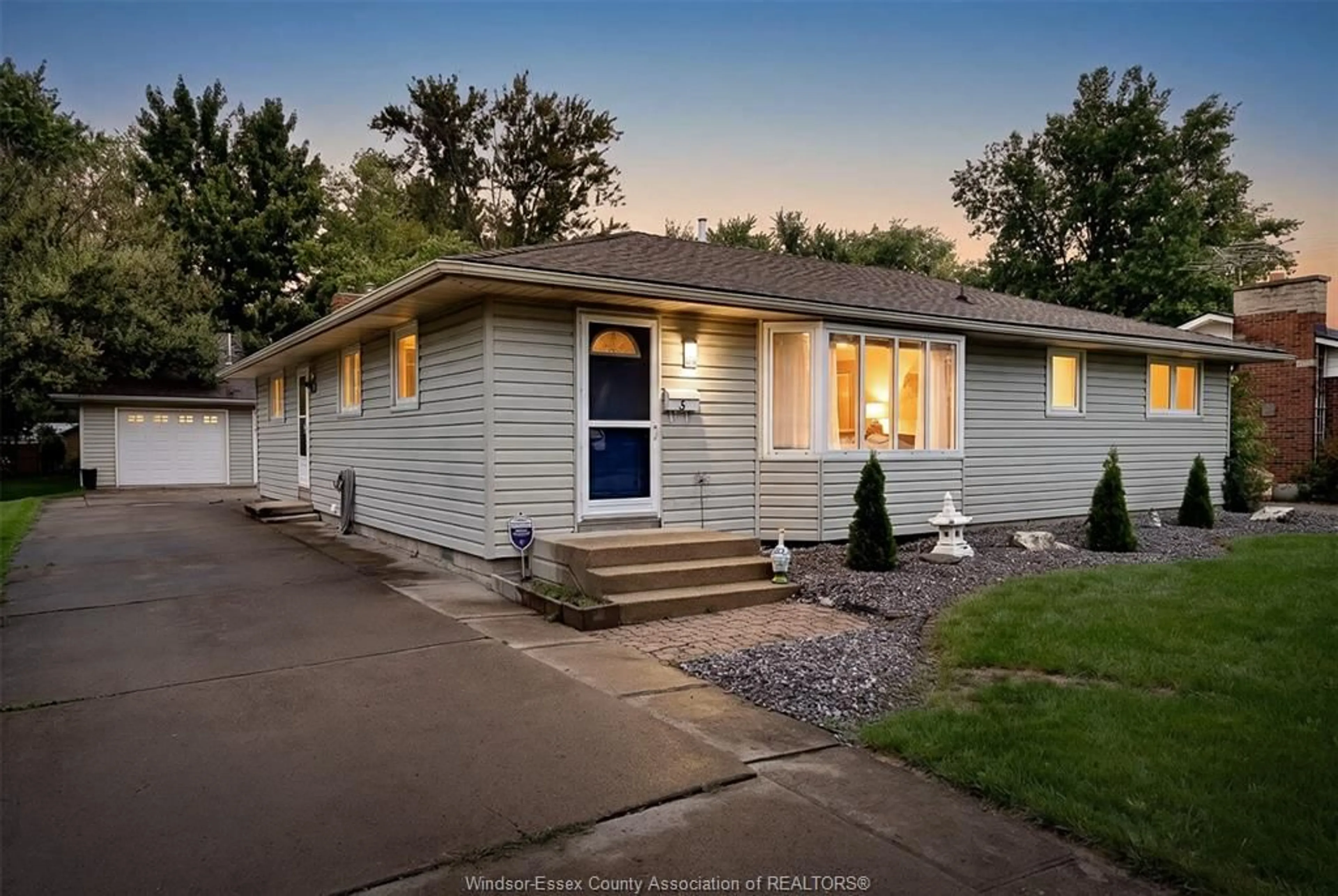 Home with vinyl exterior material, street for 5 Frances Crt, Essex Ontario N8M 2V5