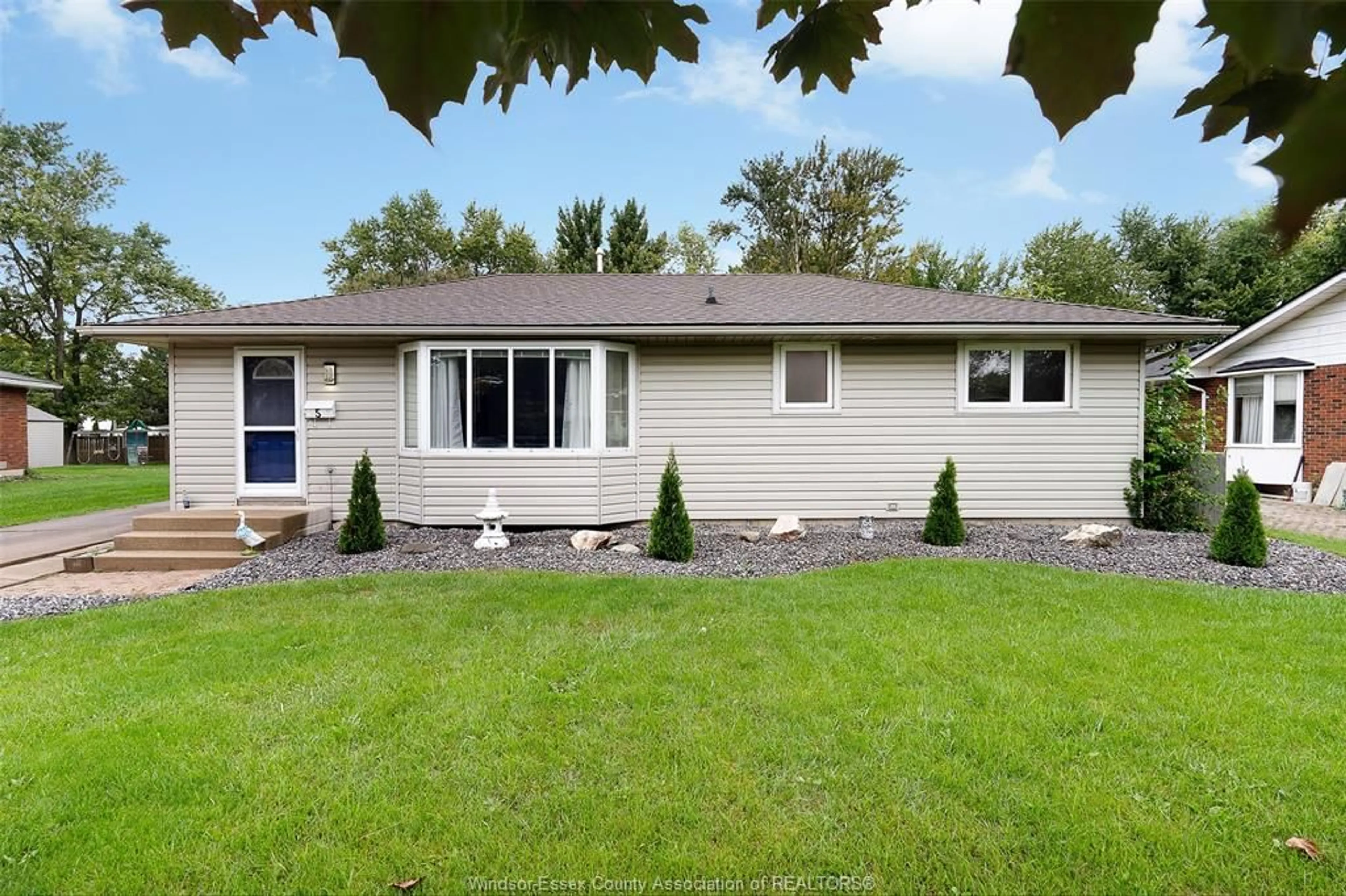Home with vinyl exterior material, street for 5 Frances Crt, Essex Ontario N8M 2V5