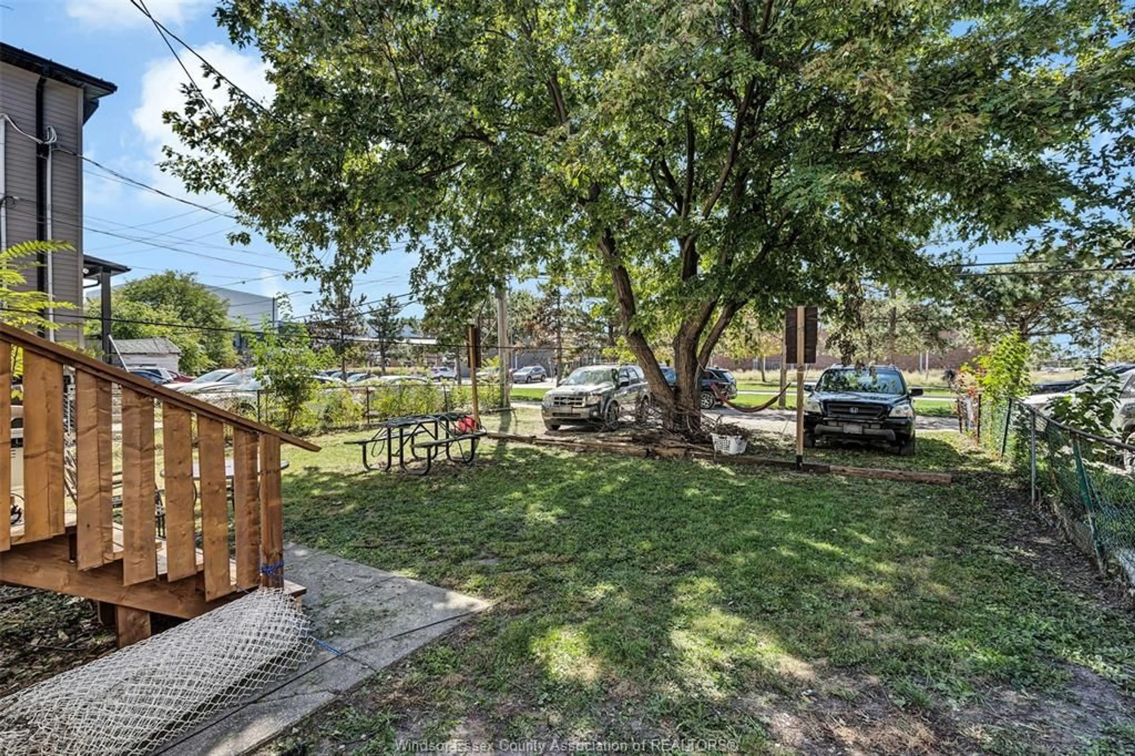 Patio, mountain view for 923-925 CALIFORNIA Ave, Windsor Ontario N9B 2Z5