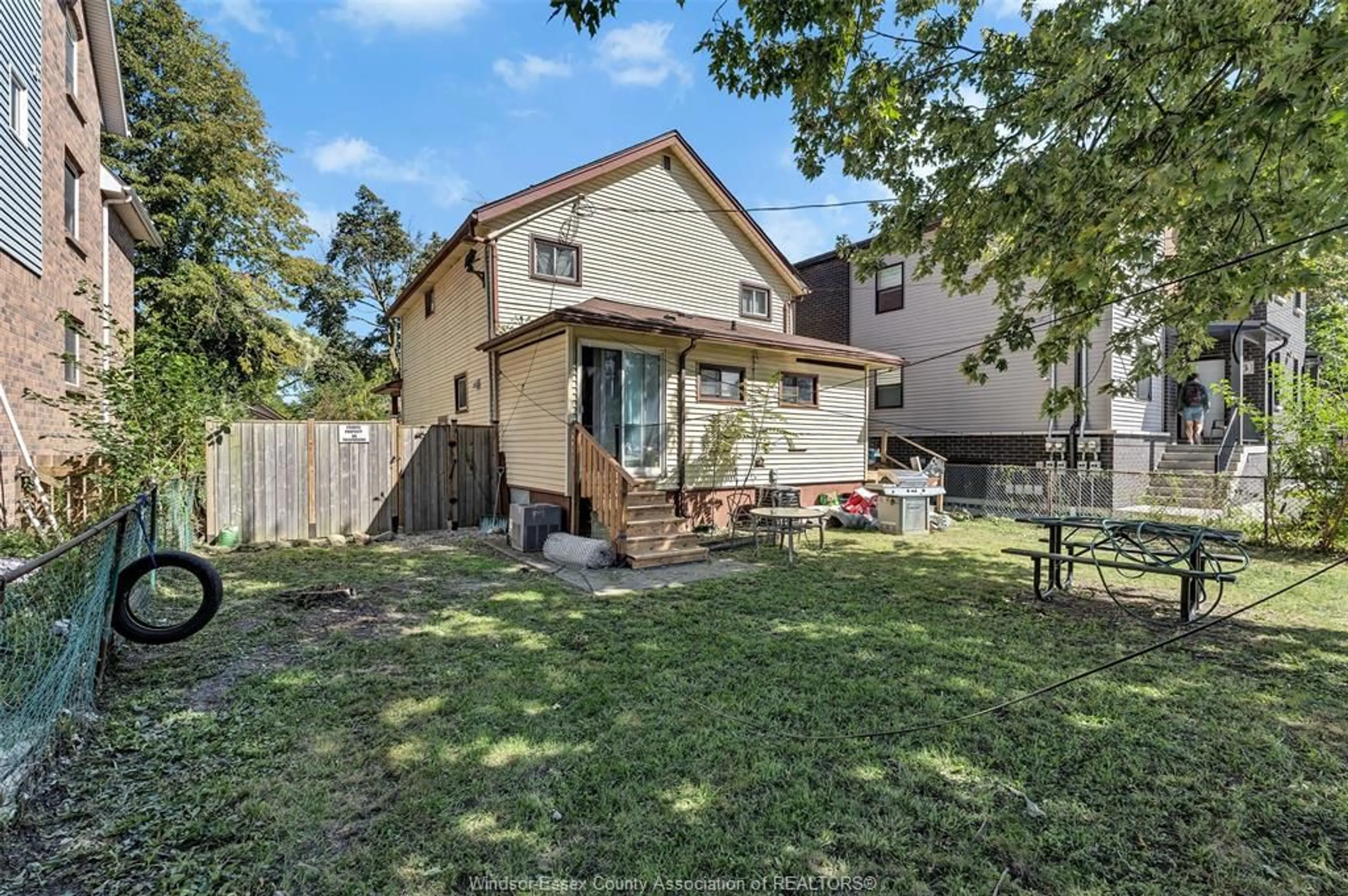 Unknown for 923-925 CALIFORNIA Ave, Windsor Ontario N9B 2Z5