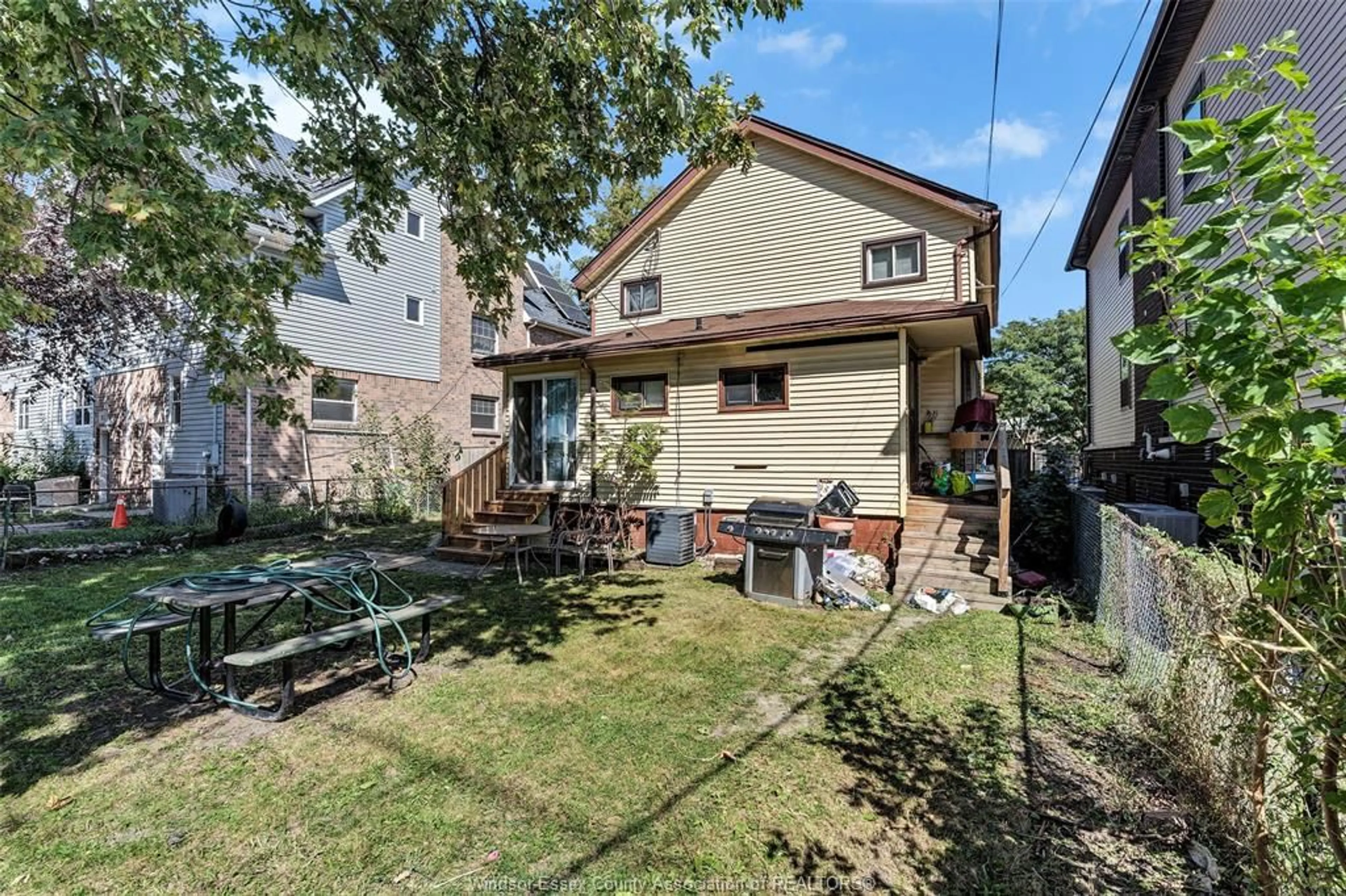 Patio, street for 923-925 CALIFORNIA Ave, Windsor Ontario N9B 2Z5