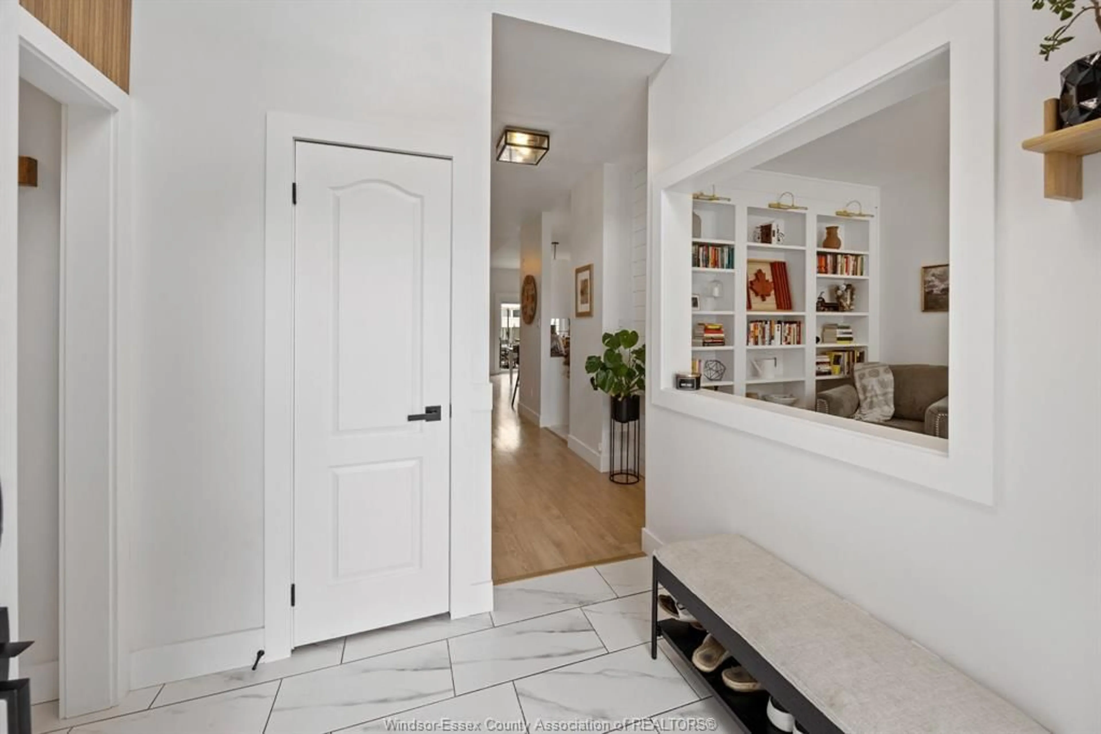 Indoor entryway for 1084 CORA GREENWOOD Dr, Windsor Ontario N8P 1K3