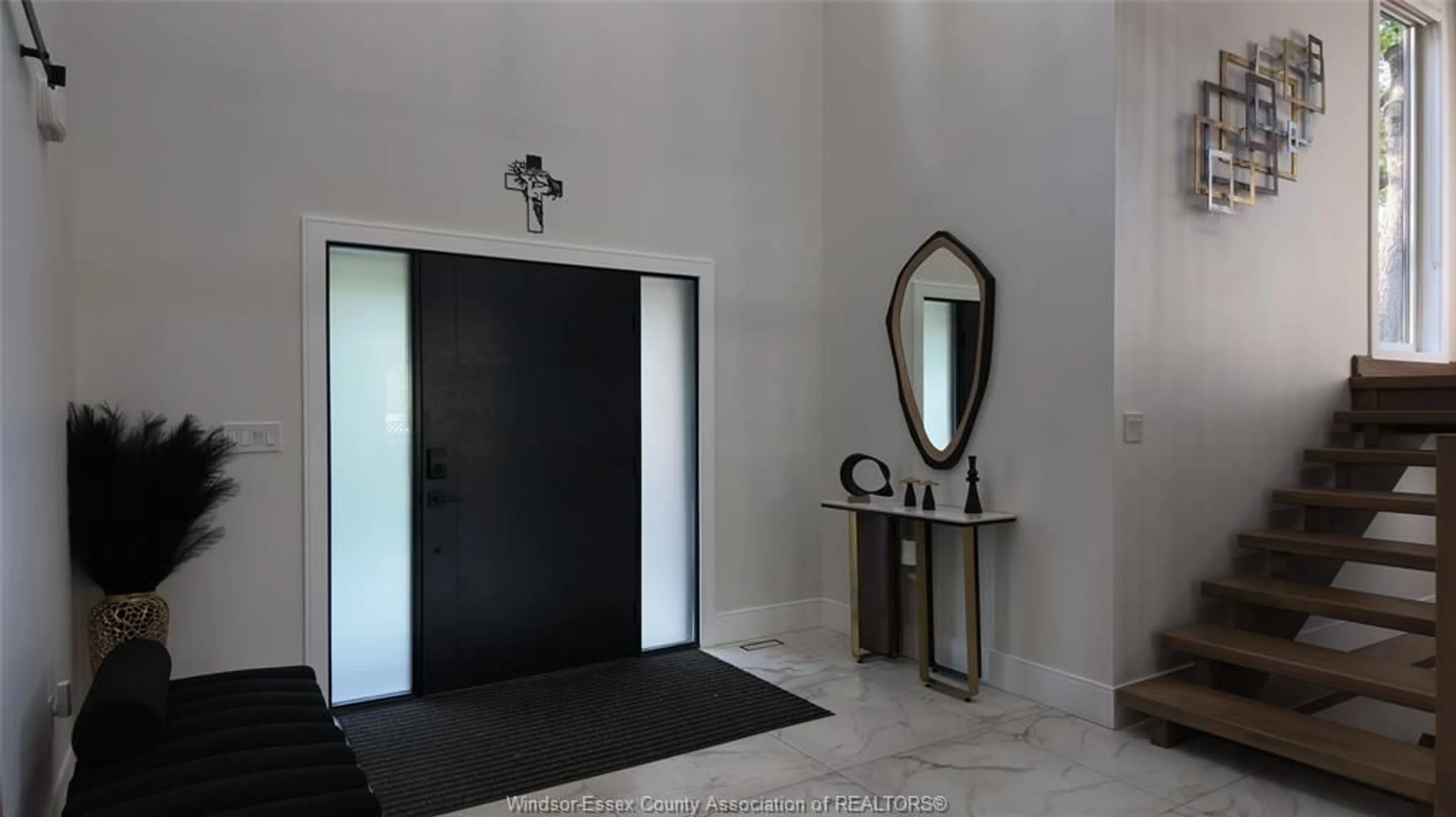 Indoor foyer for 1806 DURHAM Pl, Windsor Ontario N8W 3A3
