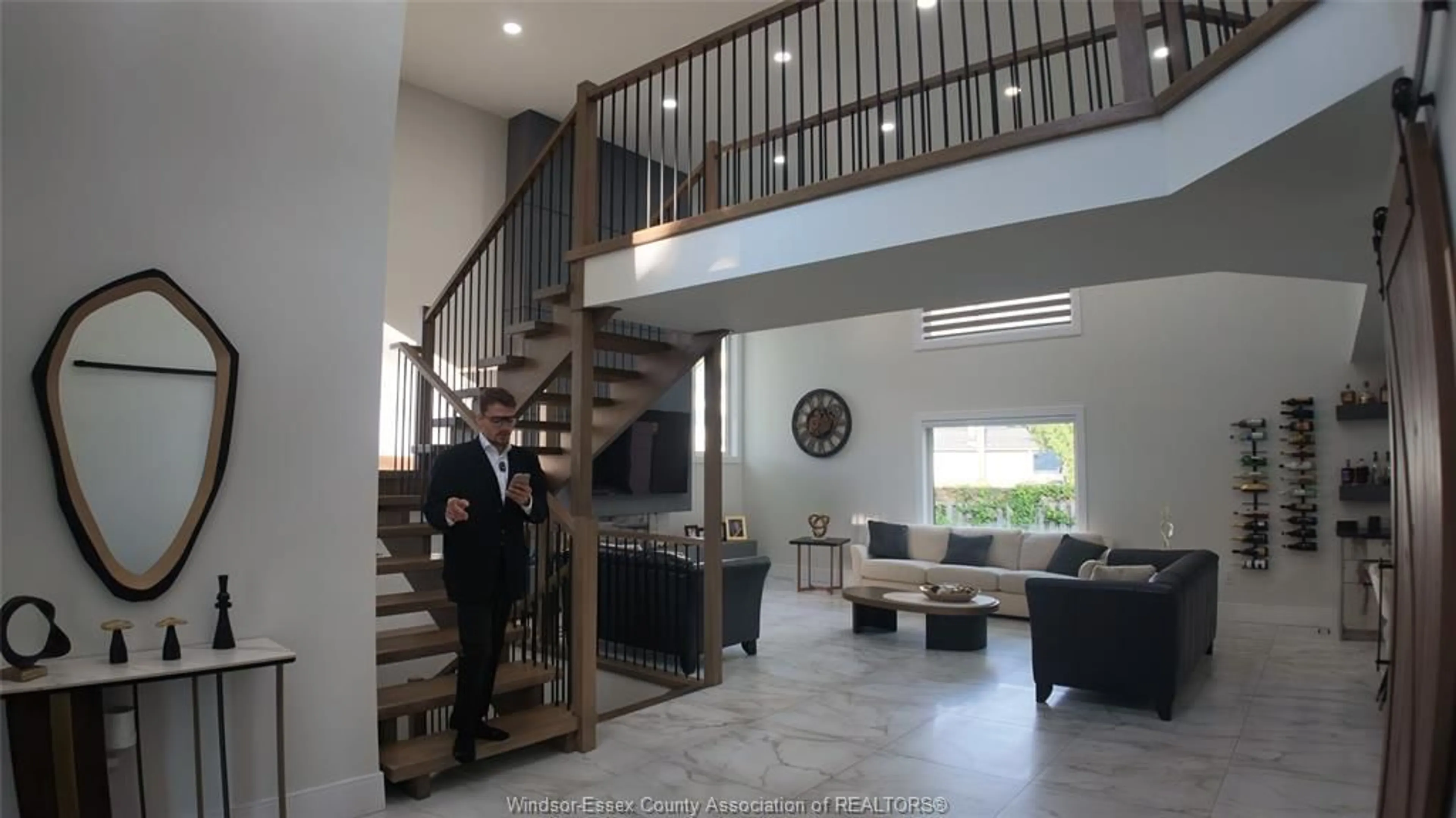 Indoor foyer for 1806 DURHAM Pl, Windsor Ontario N8W 3A3