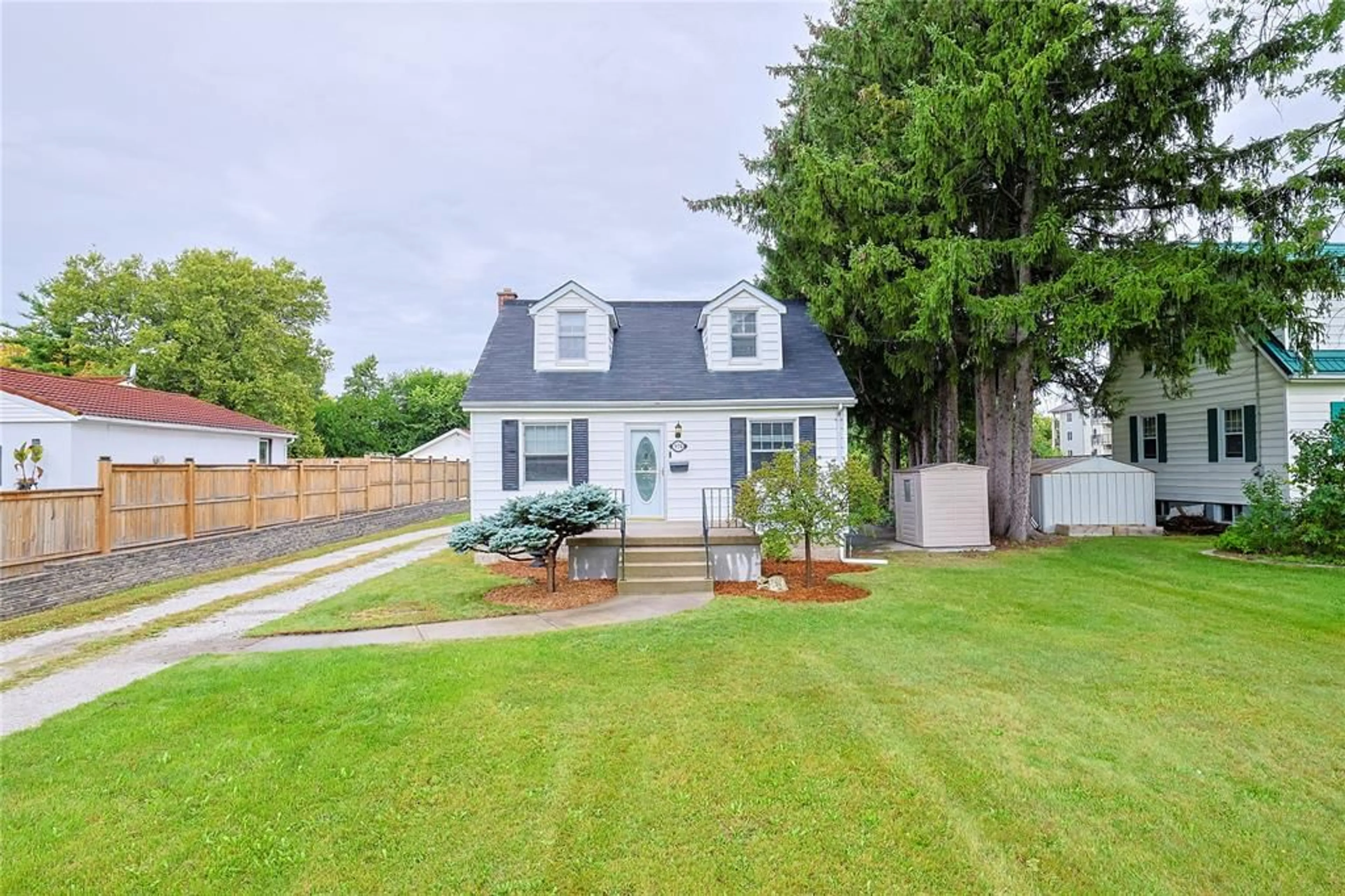 Home with vinyl exterior material, street for 974 LONDON Rd, Sarnia Ontario N7S 1N7