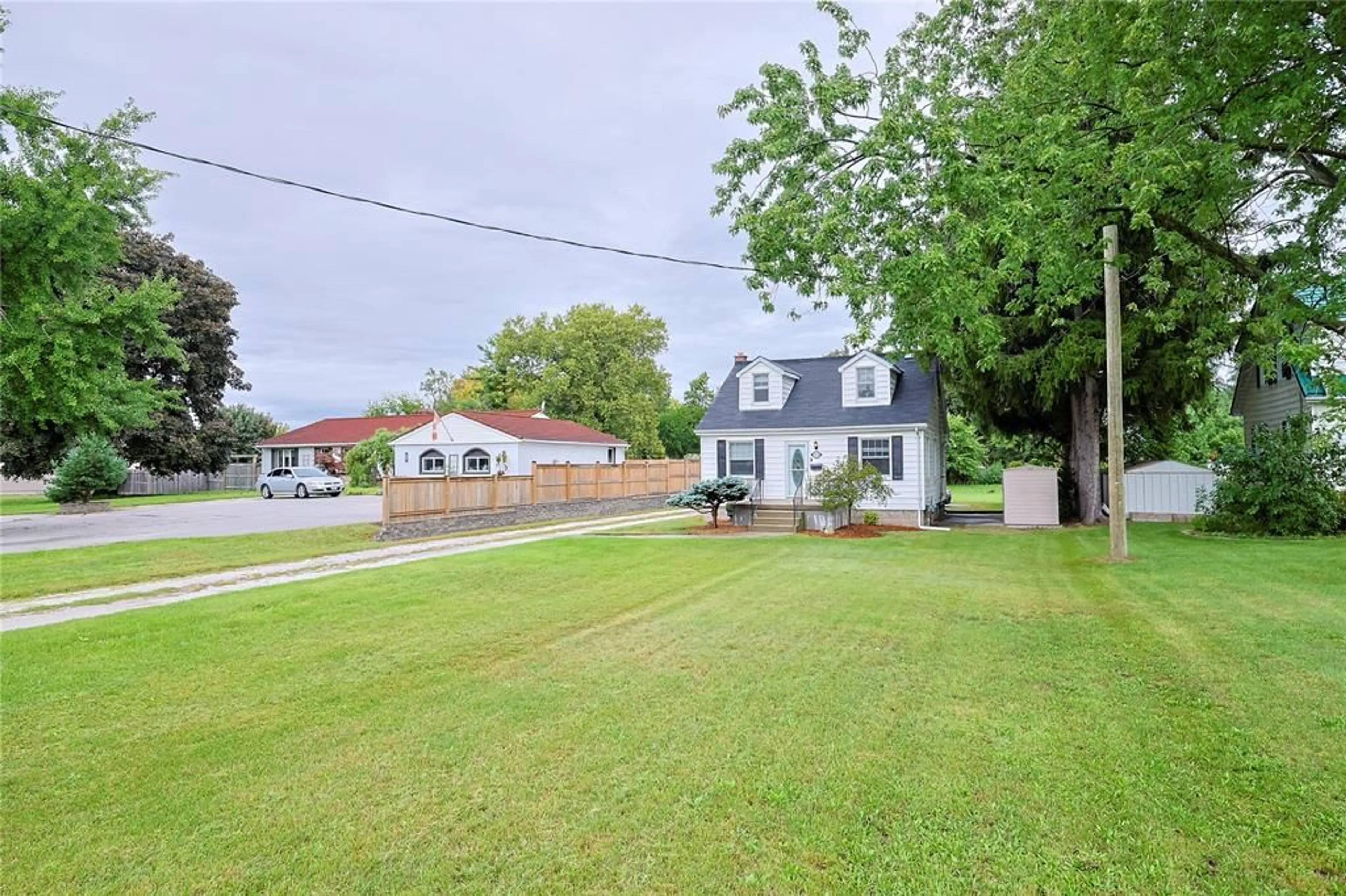 A pic from outside/outdoor area/front of a property/back of a property/a pic from drone, street for 974 LONDON Rd, Sarnia Ontario N7S 1N7