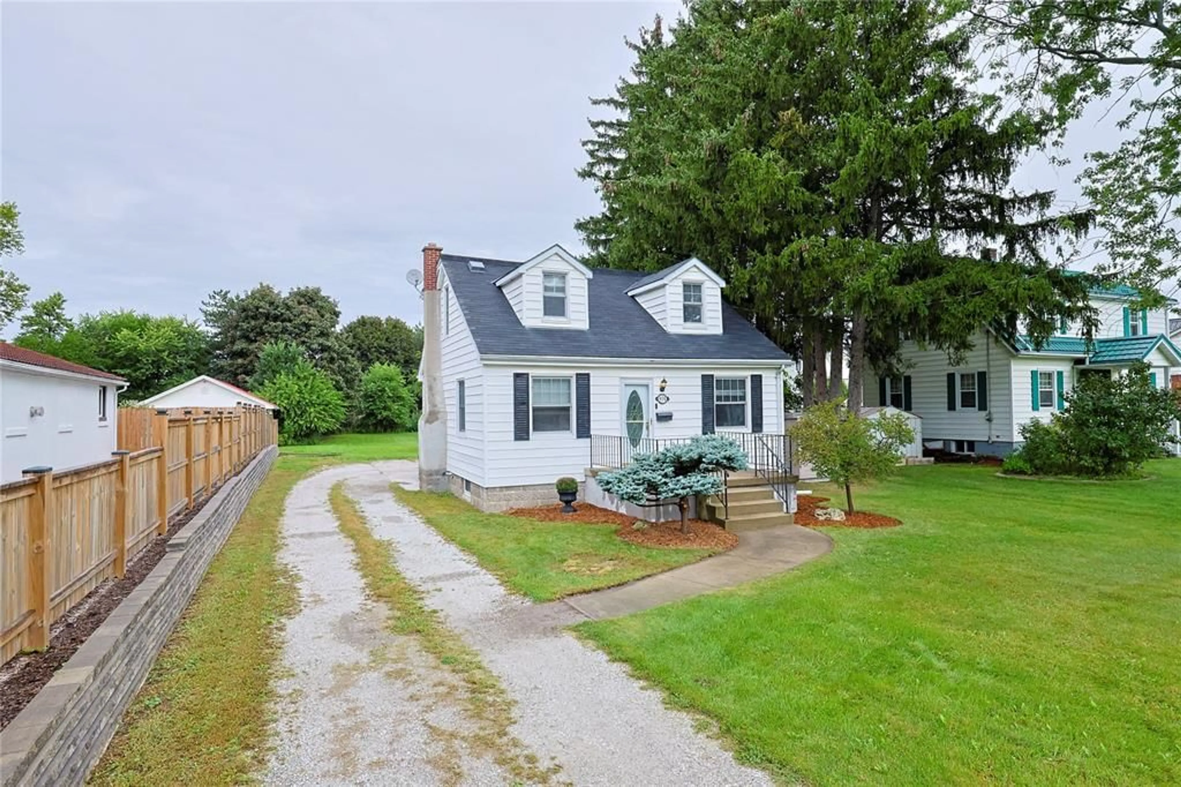A pic from outside/outdoor area/front of a property/back of a property/a pic from drone, street for 974 LONDON Rd, Sarnia Ontario N7S 1N7