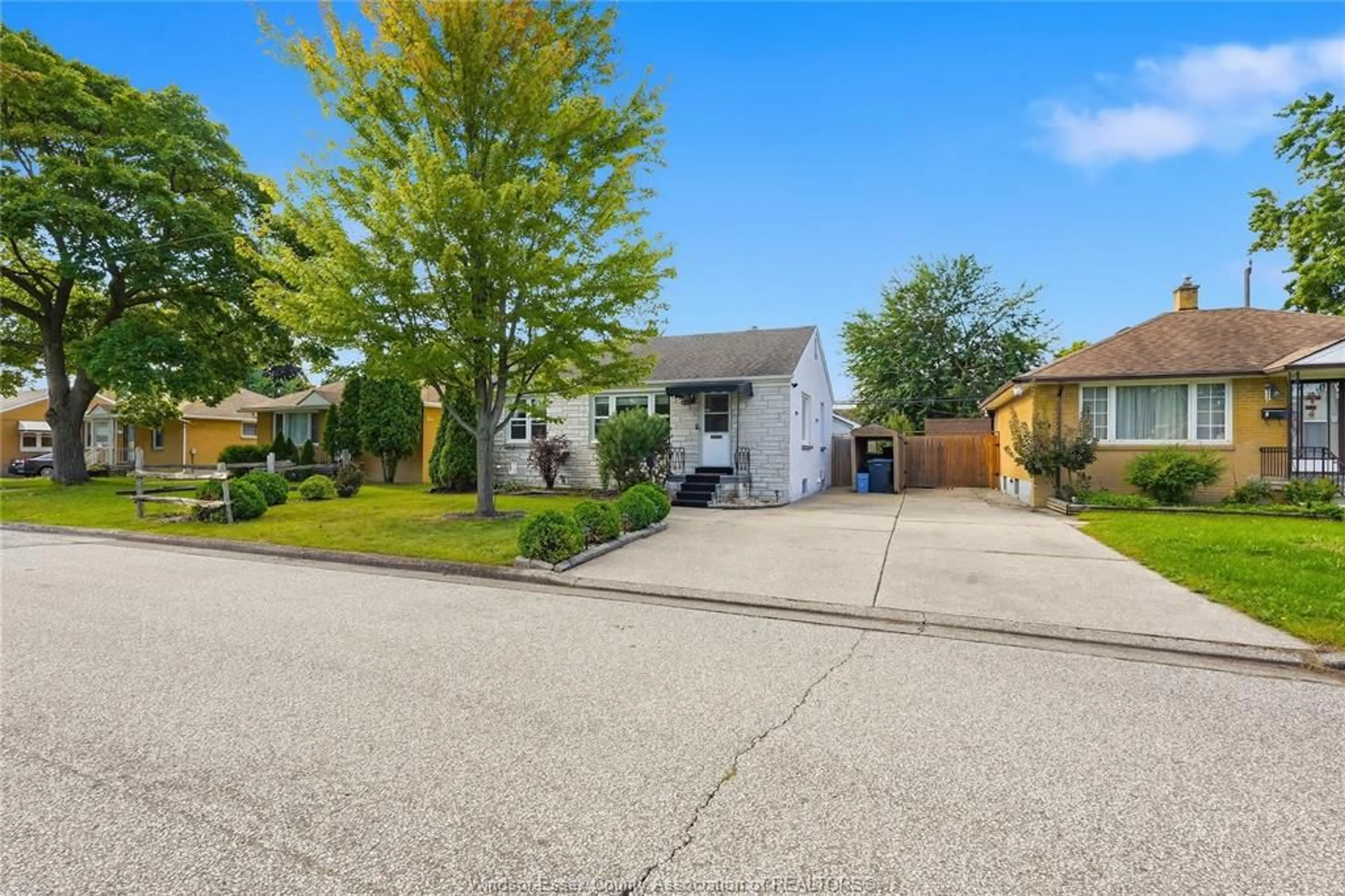 A pic from outside/outdoor area/front of a property/back of a property/a pic from drone, street for 1449 REDWOOD Ave, Windsor Ontario N9C 3P2