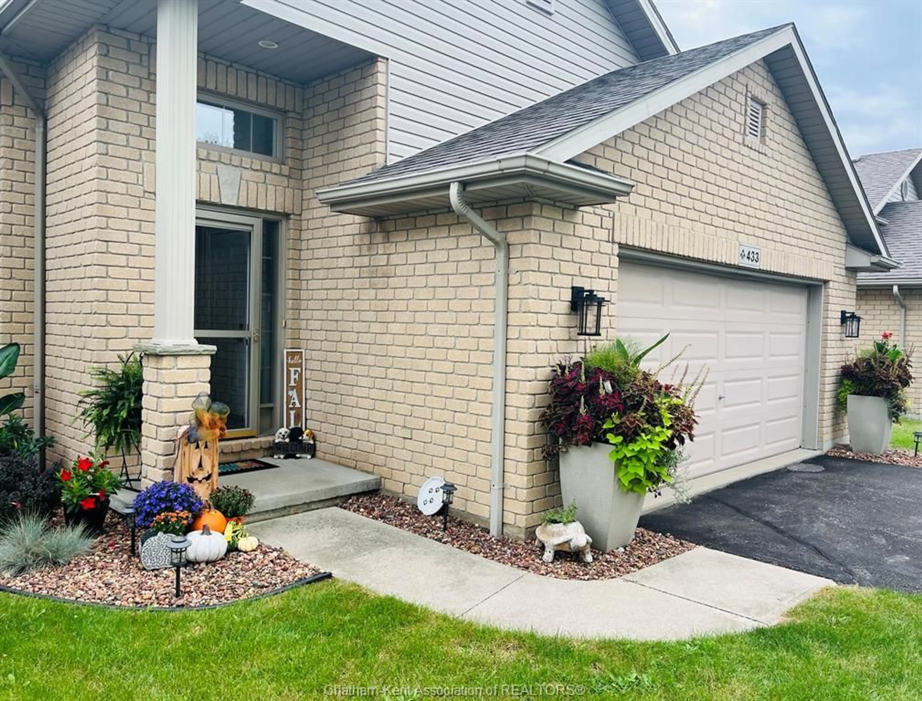 Home with brick exterior material, street for 433 KEIL Trail, Chatham Ontario N7L 5R2