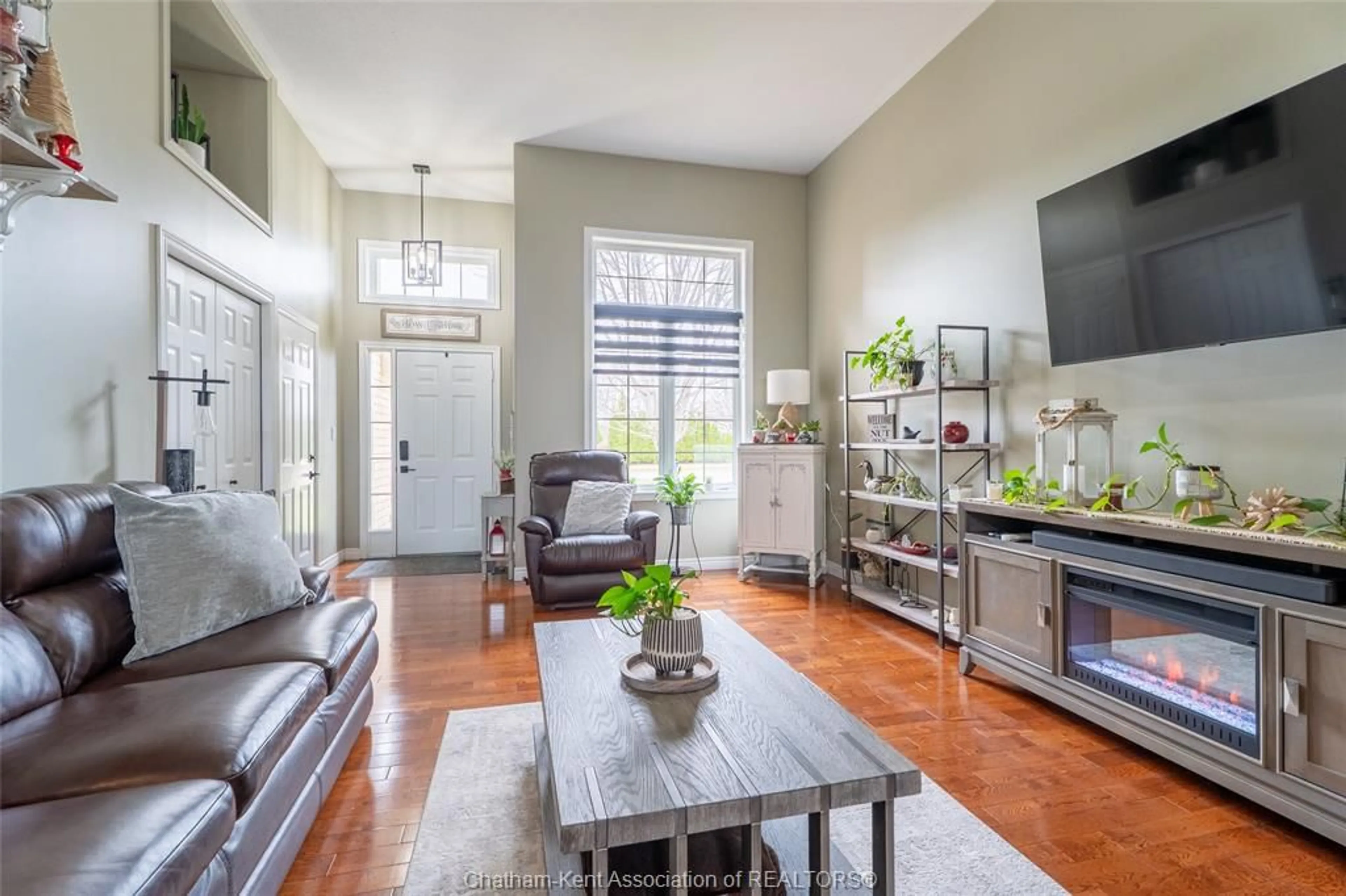 Living room with furniture, unknown for 433 KEIL Trail, Chatham Ontario N7L 5R2