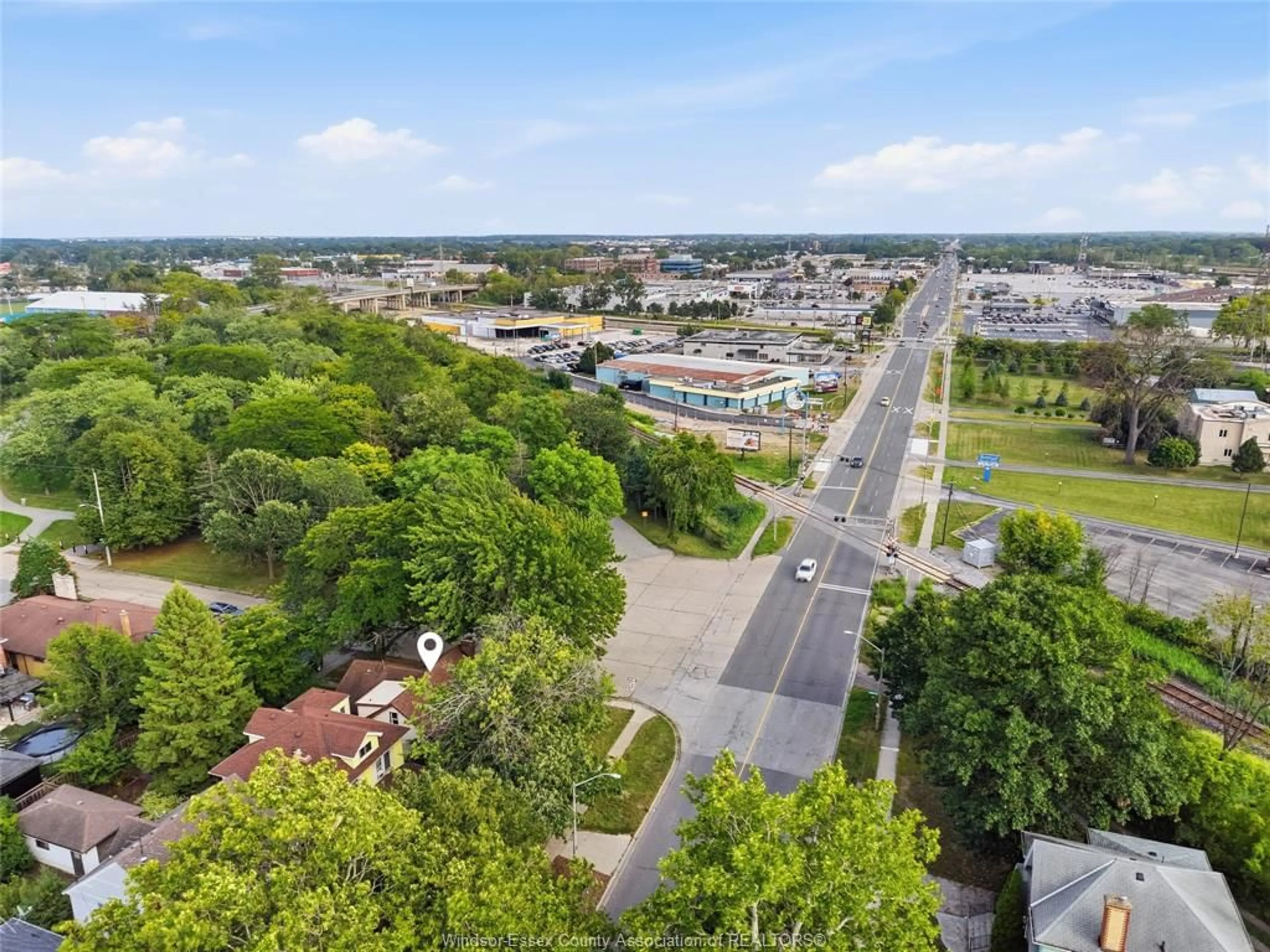A pic from outside/outdoor area/front of a property/back of a property/a pic from drone, unknown for 2292 DOUGALL Ave, Windsor Ontario N8X 1S8