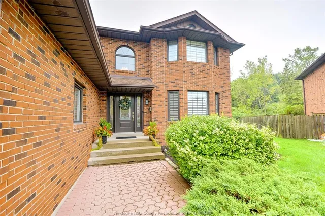 2300 Santo Dr, Windsor 4