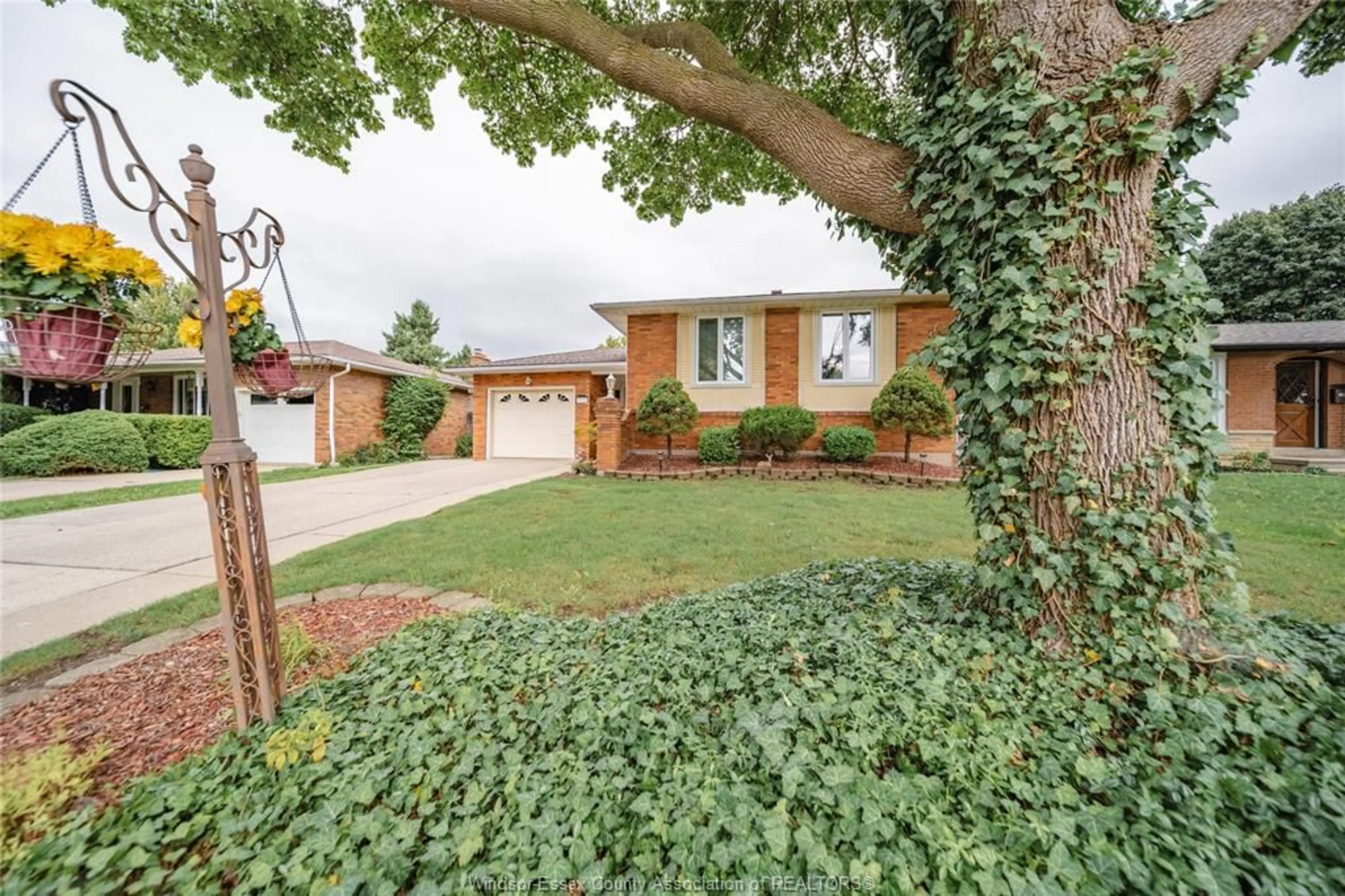 A pic from outside/outdoor area/front of a property/back of a property/a pic from drone, street for 9810 ASGARD Rd, Windsor Ontario N8R 1E2