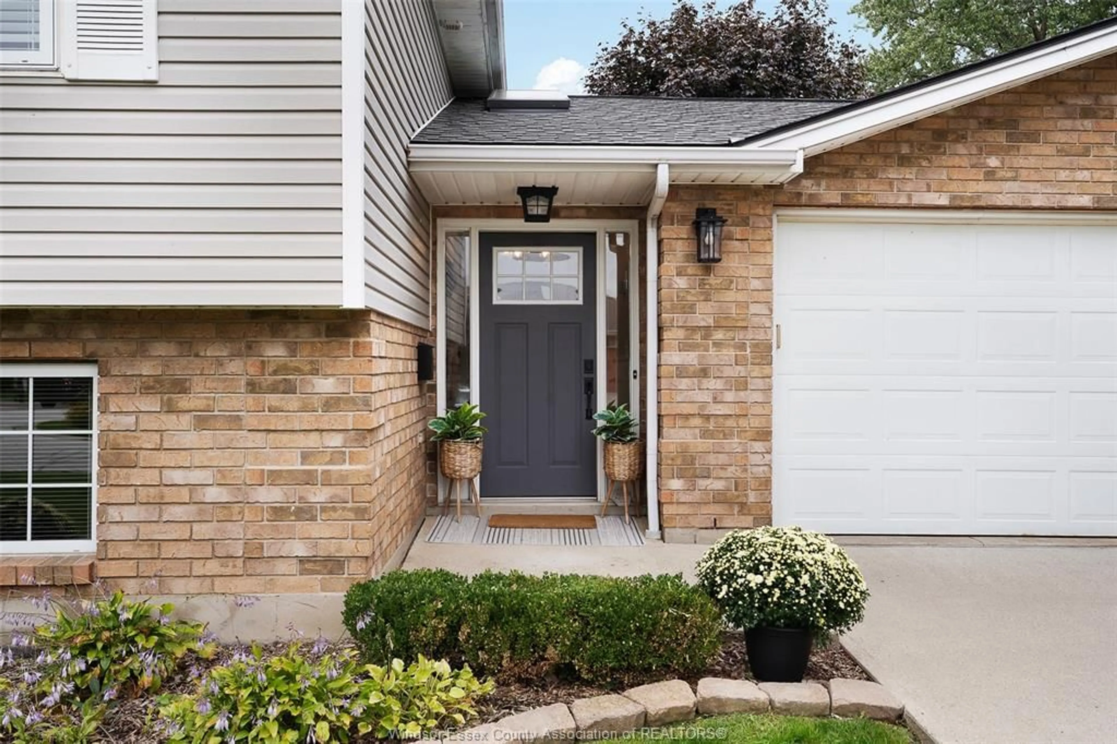 Home with brick exterior material, street for 856 LAWNDALE, Kingsville Ontario N9Y 3Y8