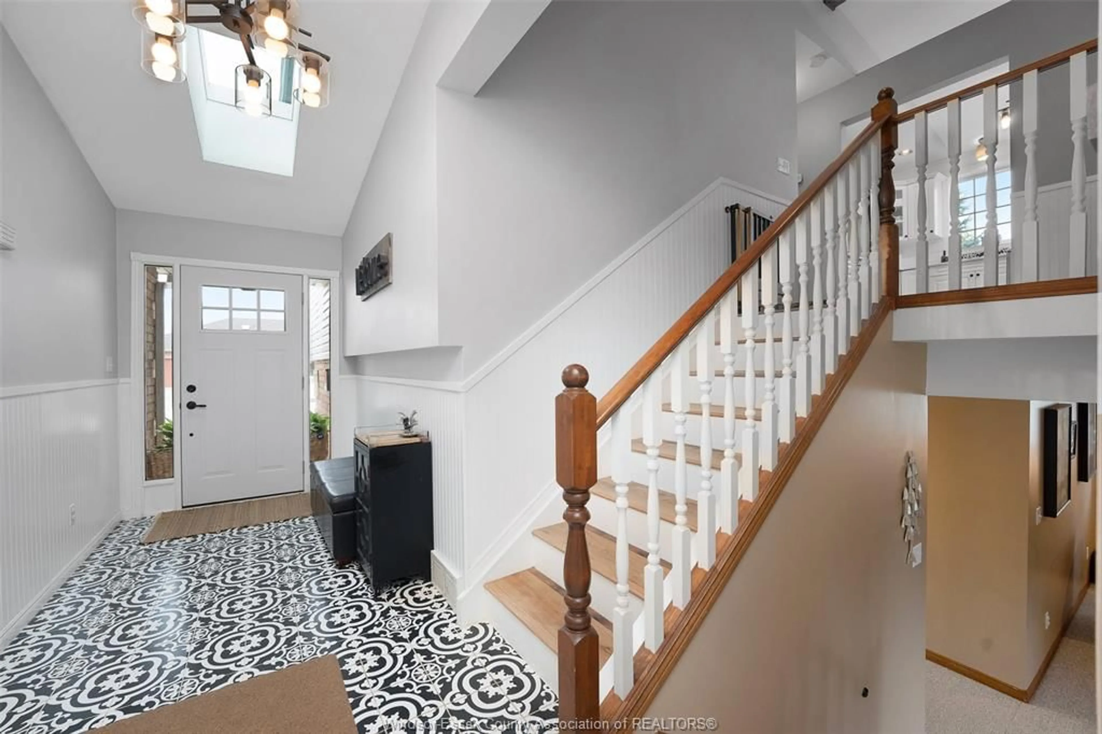 Indoor foyer for 856 LAWNDALE, Kingsville Ontario N9Y 3Y8