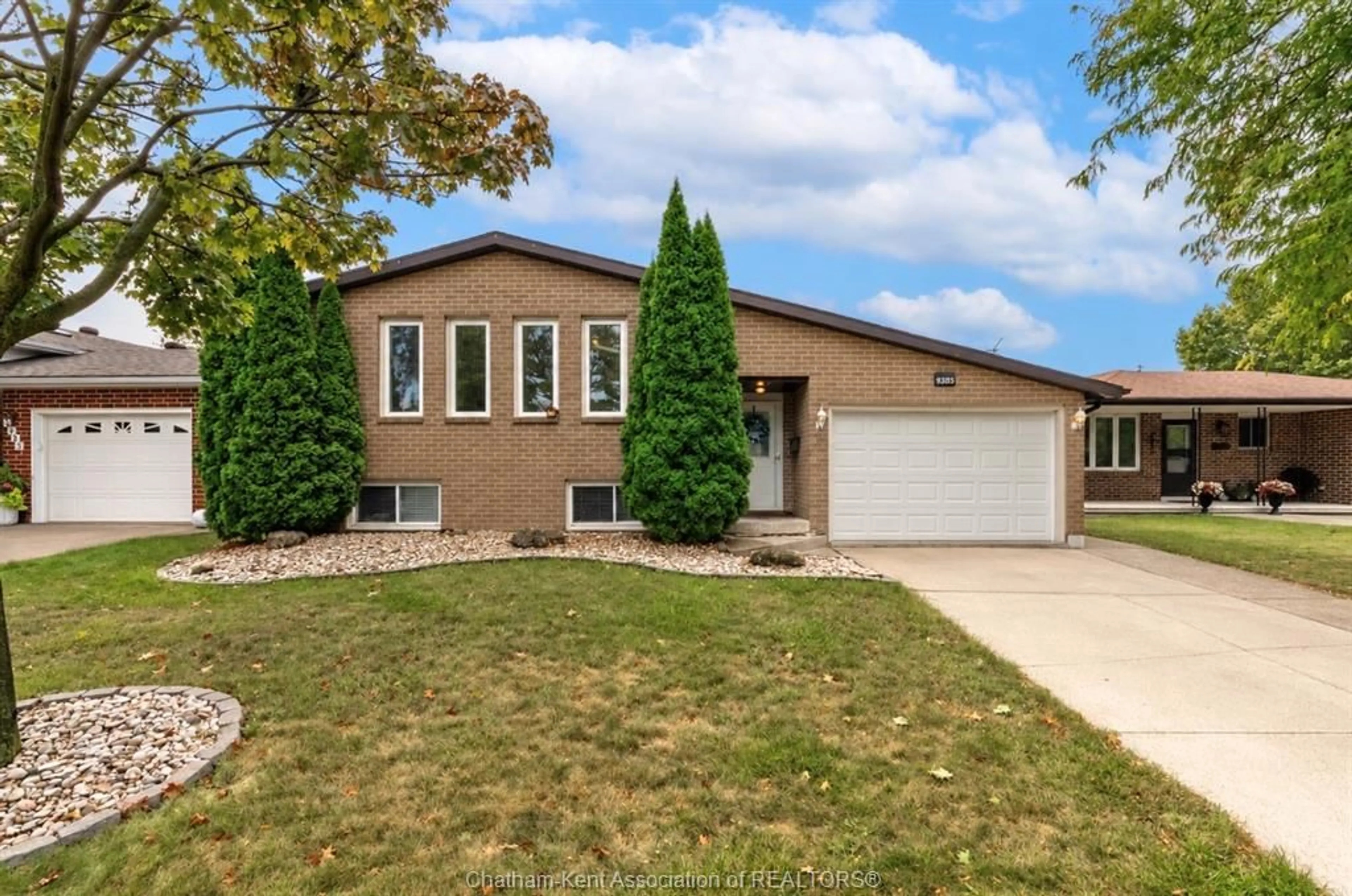 Home with vinyl exterior material, street for 9385 Tamarack St, Windsor Ontario N8R 1Y7