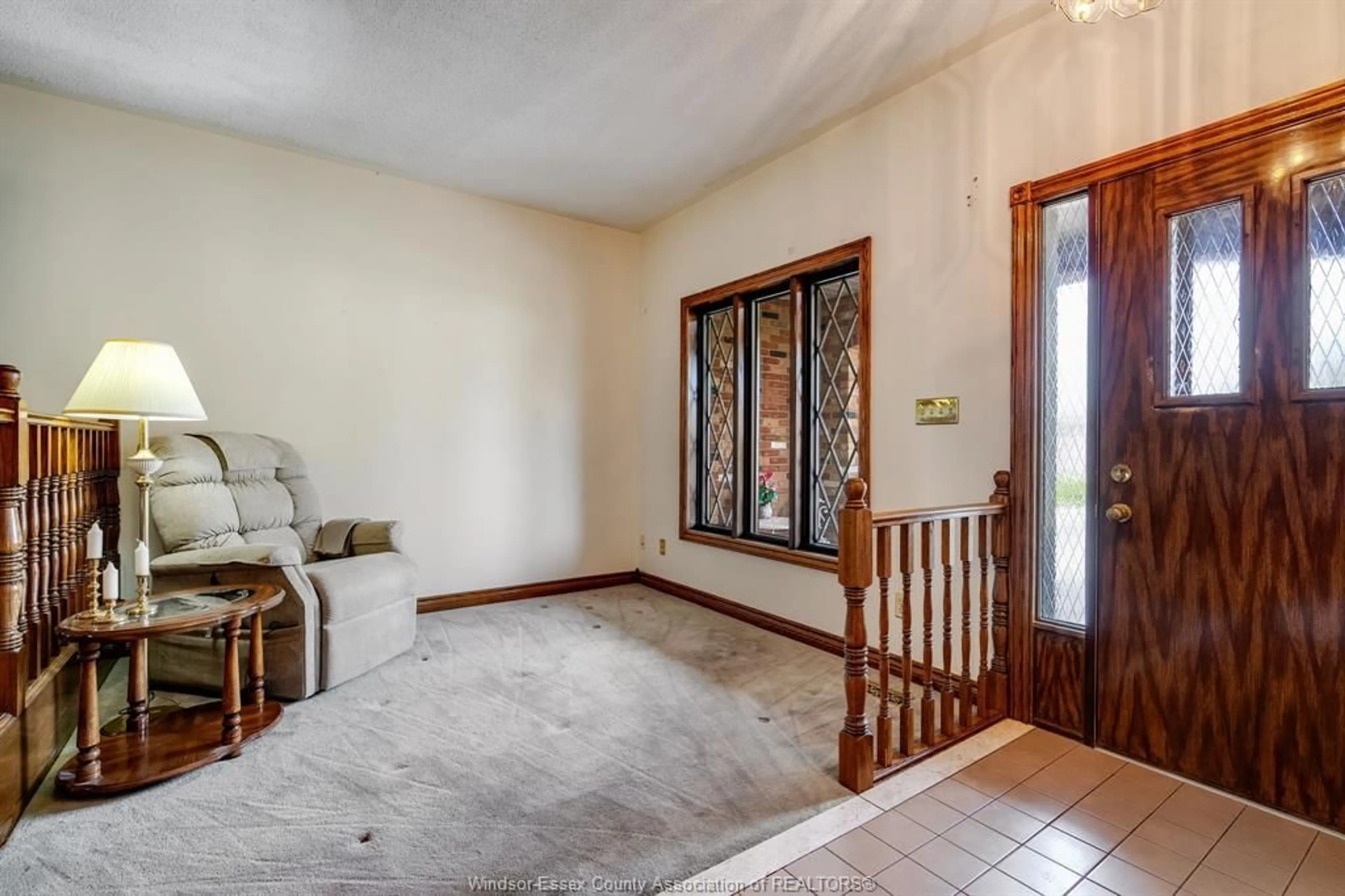 Indoor foyer for 5 Lucy Cres, Leamington Ontario N8H 4S4
