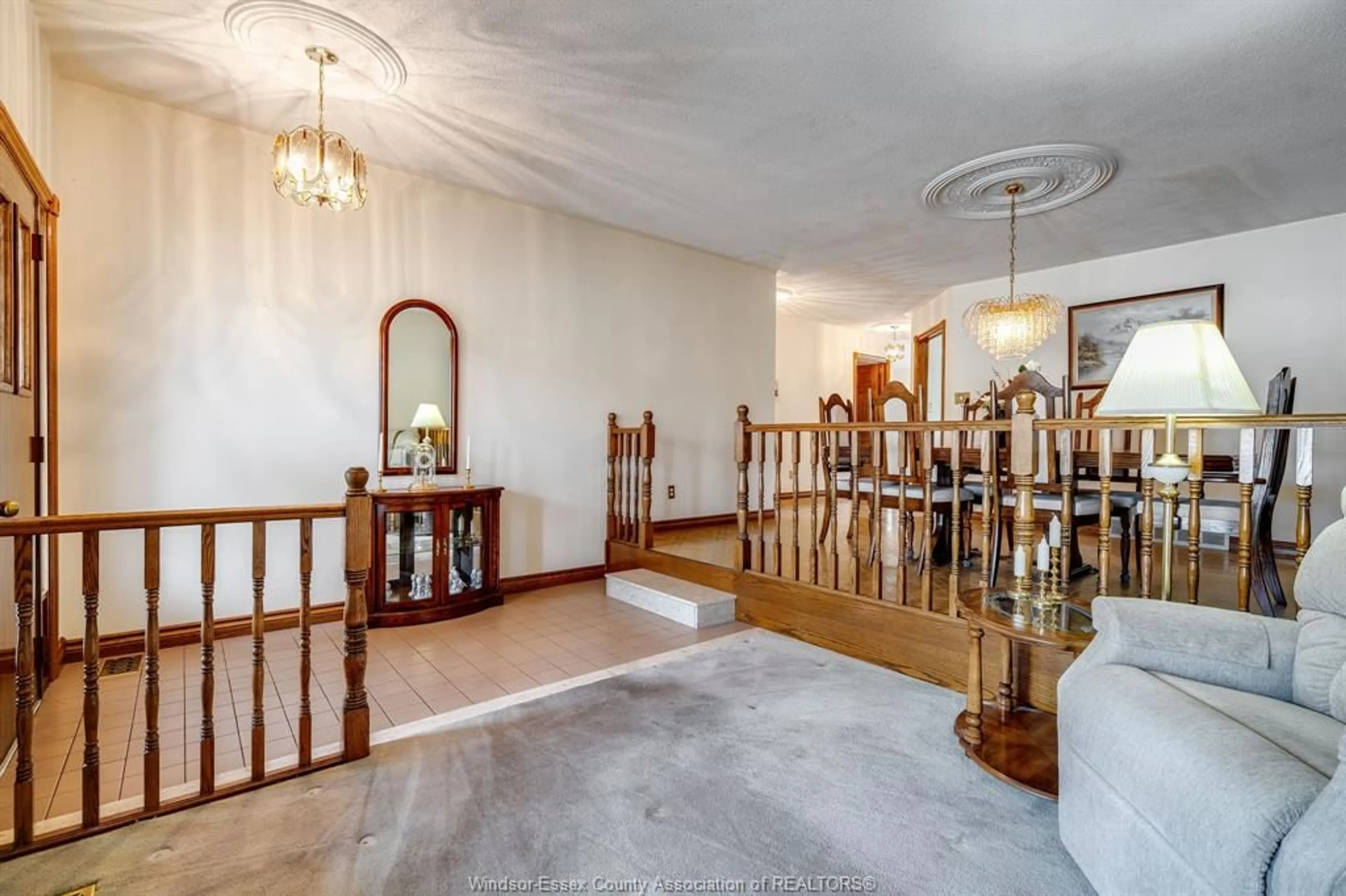 Indoor foyer for 5 Lucy Cres, Leamington Ontario N8H 4S4