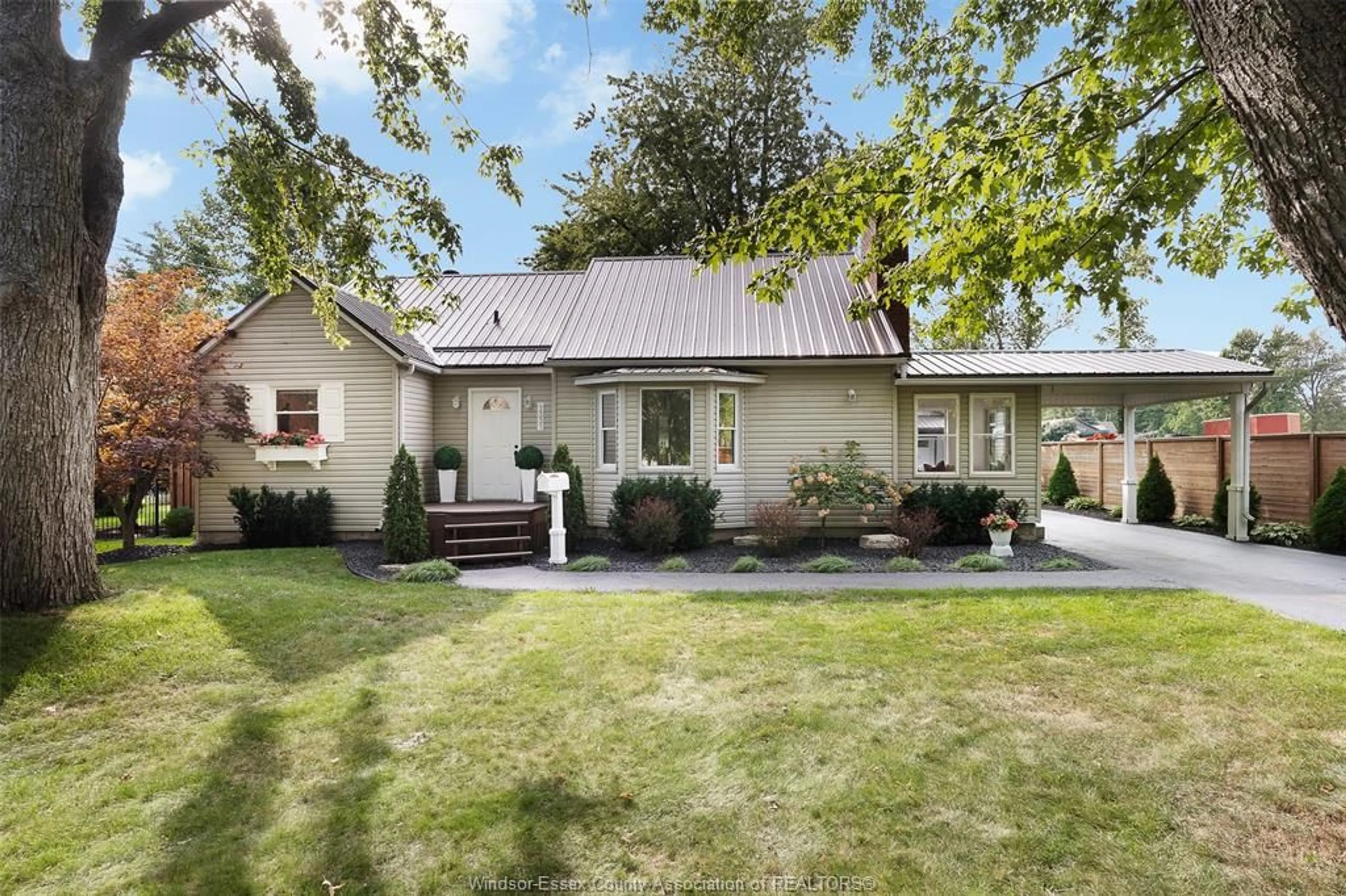 Home with vinyl exterior material, street for 1331 CLOVELLY Dr, Kingsville Ontario N9Y 2P3